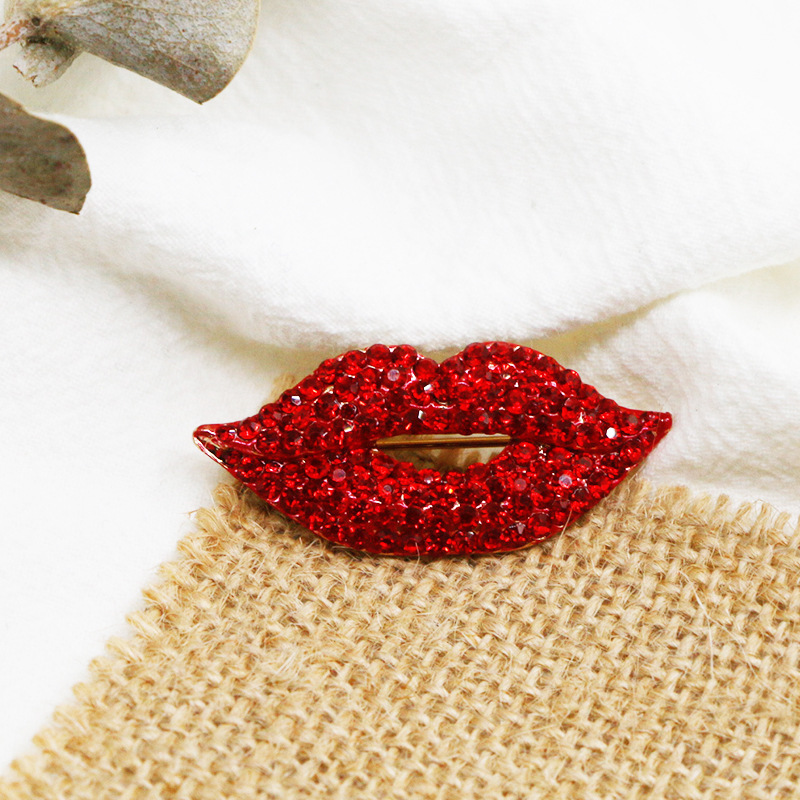 Full Diamond Chic Red Lip Shaped Corsages Scarf Clips Brooches High-end Bling Sexy Rhinestone Brooch For Women Girls