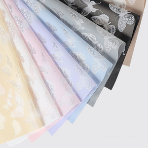 2021 Newly Design 58 x 58cm Waterproof Matte Film Bouquet Flower Wrapping Paper with Butterfly Pattern Printed