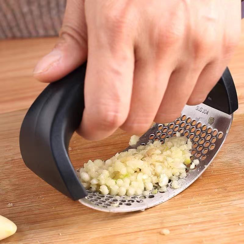 Product Kitchen Gadgets Garlic Tools Rocker Mincer Food Grade Stainless Steel Ginger Juice Garlic Crusher Garlic Press