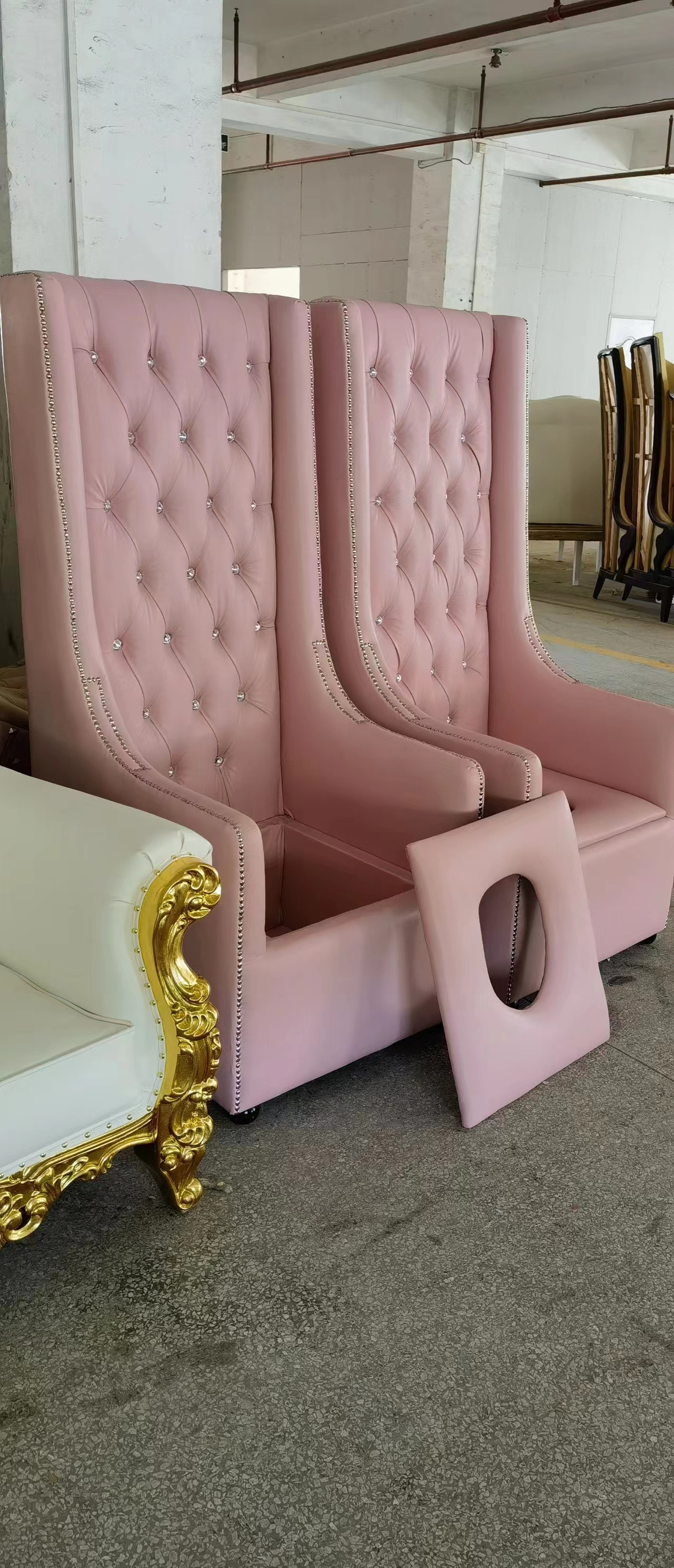 2023 Latest European Style Hot Green&Gold Crown Logo Wedding Throne Chairs Steam Chair Throne Chair 10 Years Warranty