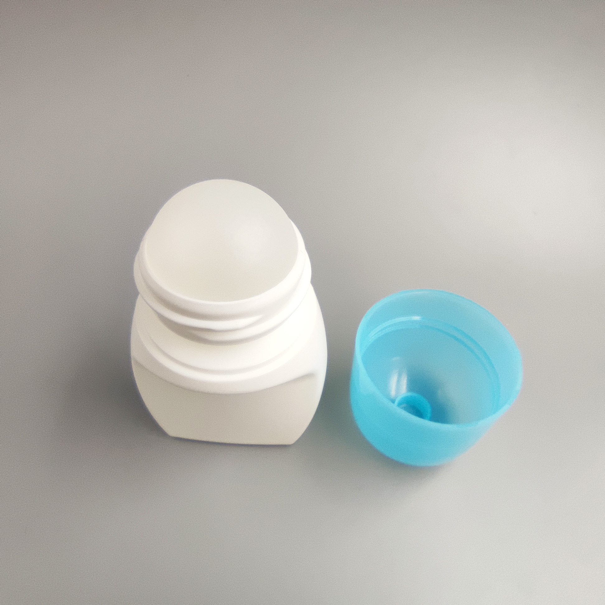 High quality and hot sell custom 50ml 60ml 75ml PE plastic deodorant antiperspirant roll on bottle with colorful caps