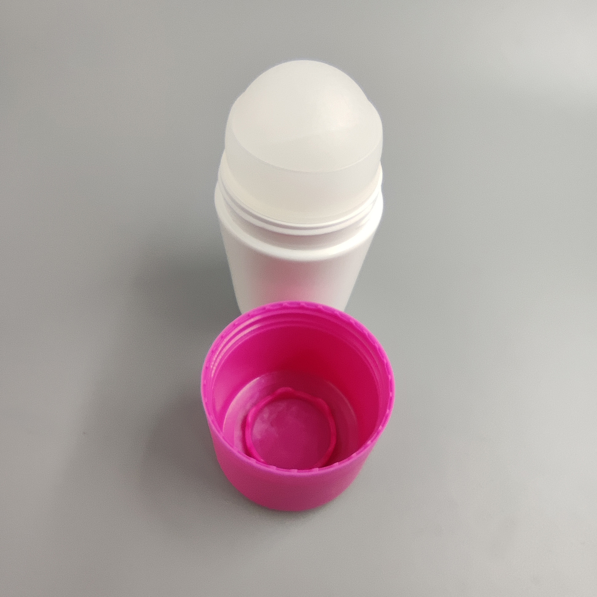 50ml 75ml pink white  hot sale Made In China deodorant empty Straight Plastic Roll On Antiperspirant Bottle With pink Lid