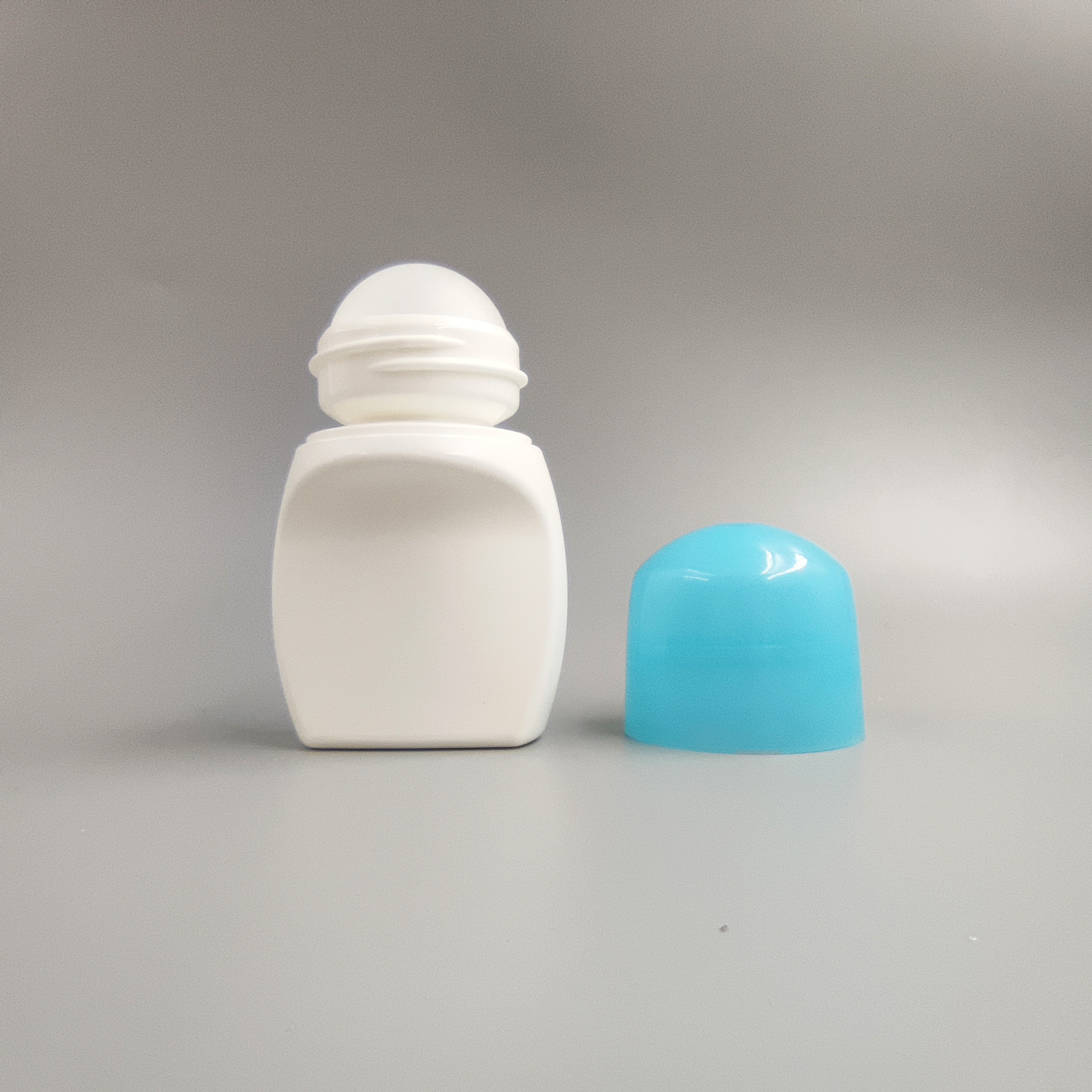 High quality and hot sell custom 50ml 60ml 75ml PE plastic deodorant antiperspirant roll on bottle with colorful caps