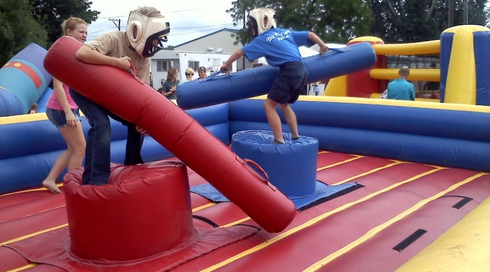 Gladiator game field Inflatable bounce fighting arena with sticks and boxing gloves