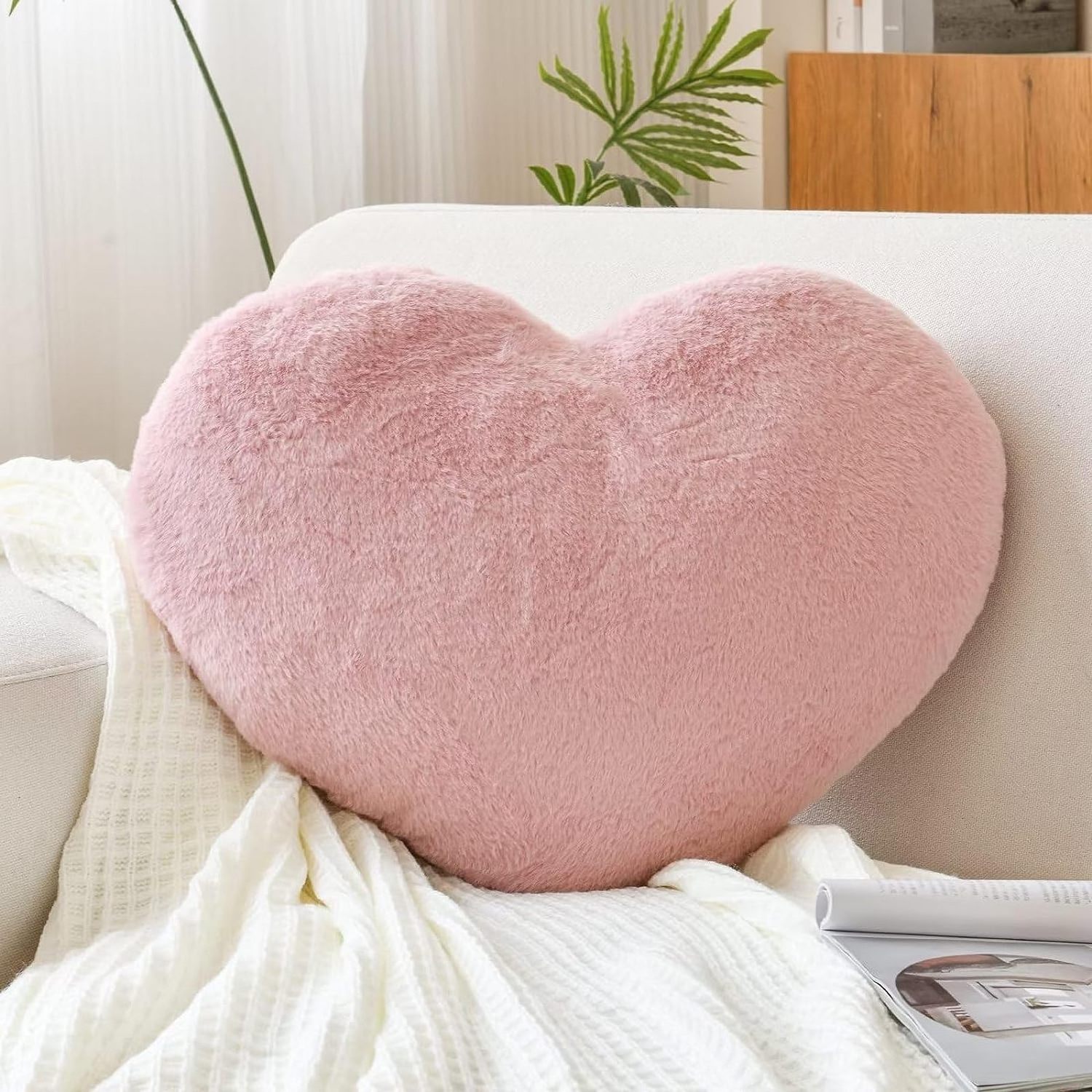 2023 custom  Heart Shaped Cute Faux Rabbit Fur Room Decorative throw Pillow Heart Plush Cushion for Couch Bed Kid Girls