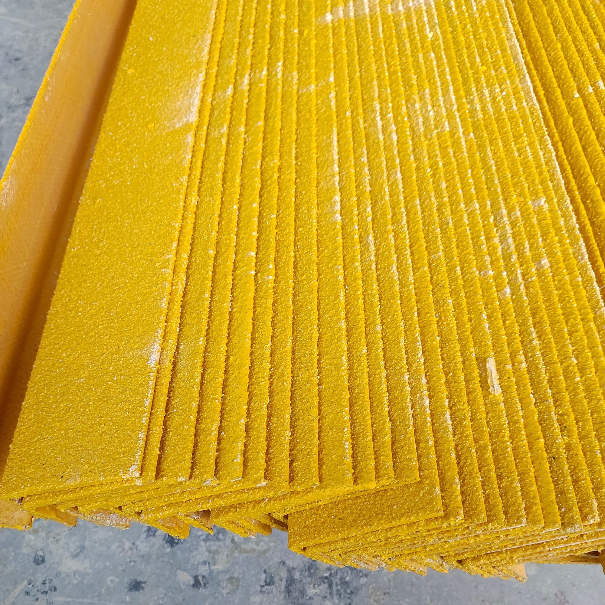 Fiberglass anti-slip strips, anti slip flat strips, grp frp stair nosing anti-slip strip