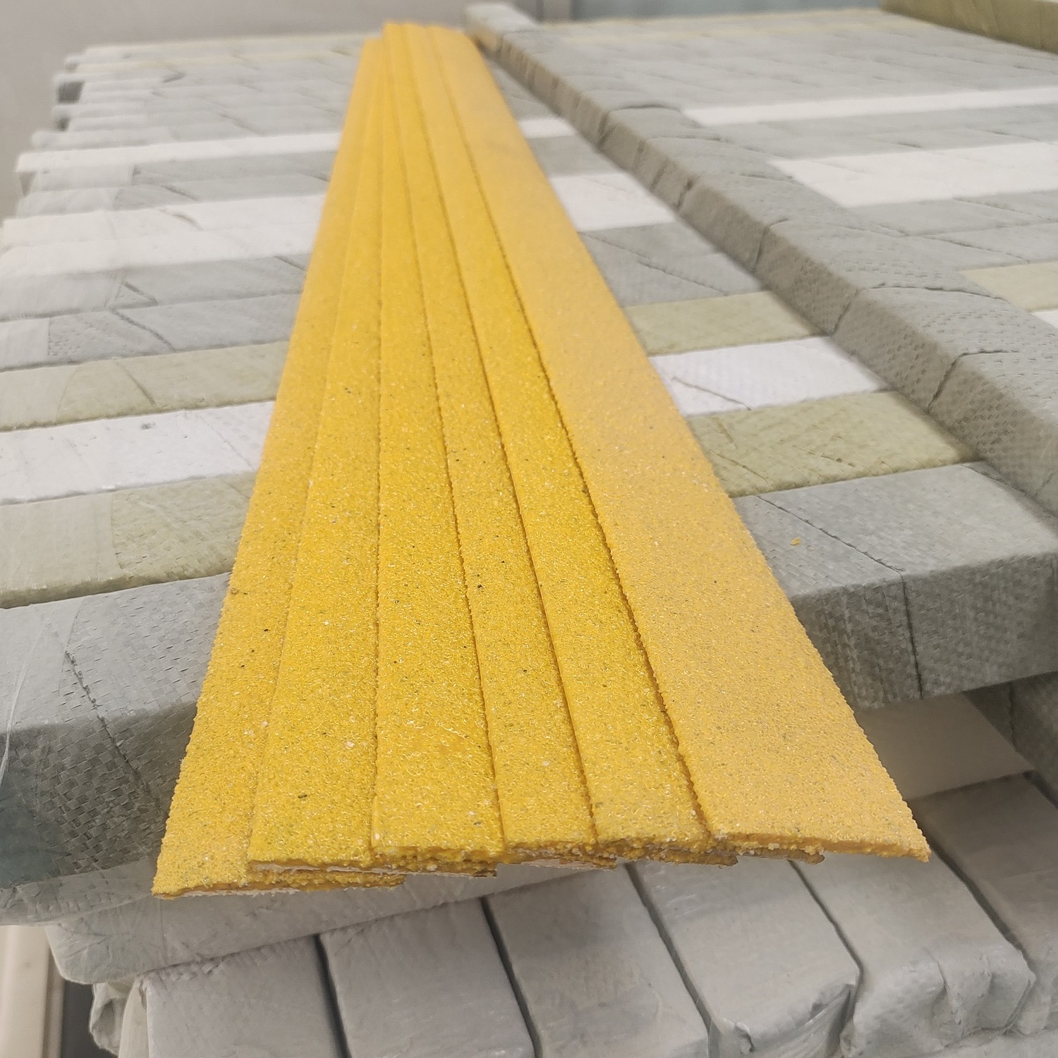 Fiberglass anti-slip strips, anti slip flat strips, grp frp stair nosing anti-slip strip