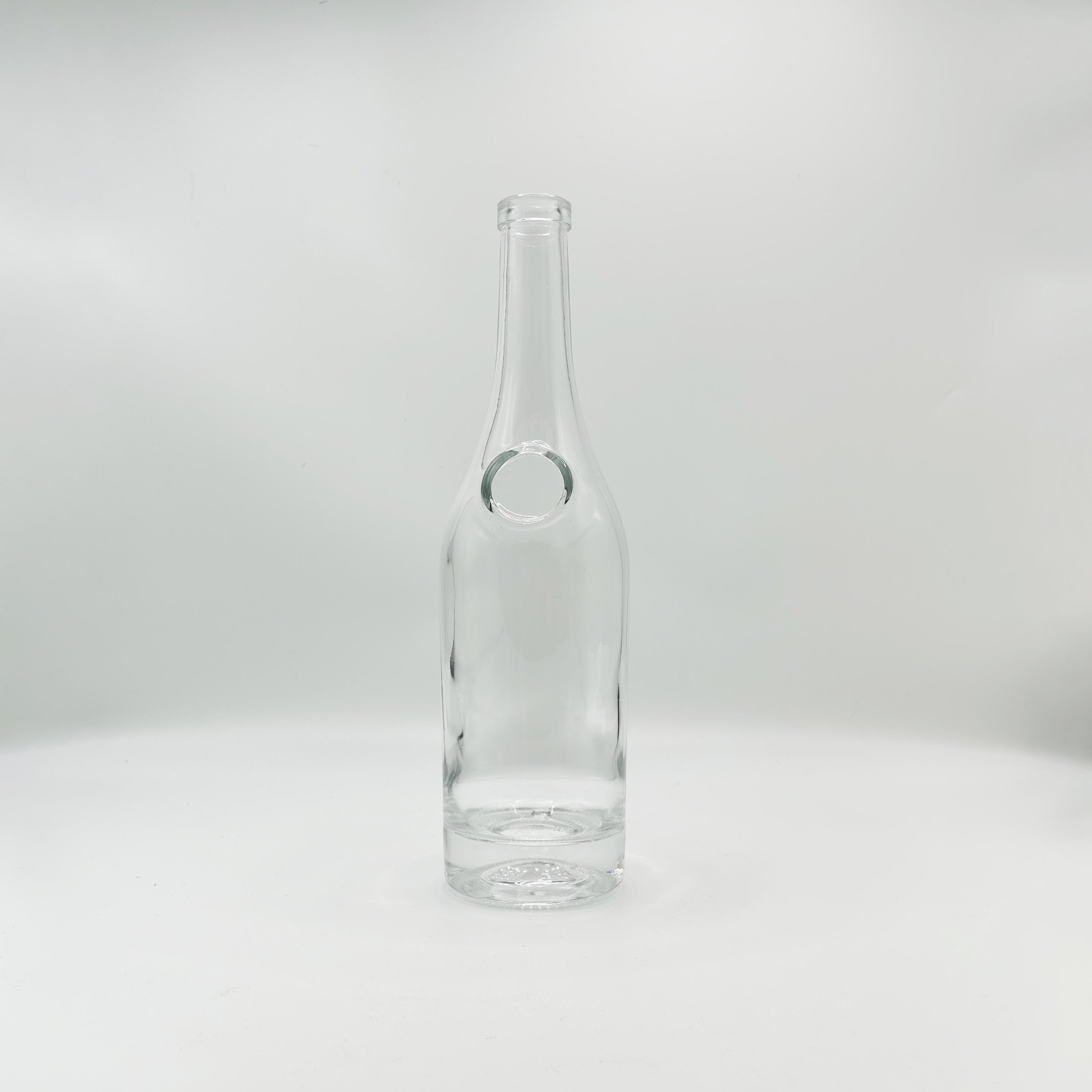 Glass bottle supplier 500 ml 750 ml liquor bottle circular shape glass bottle with cork for liquor