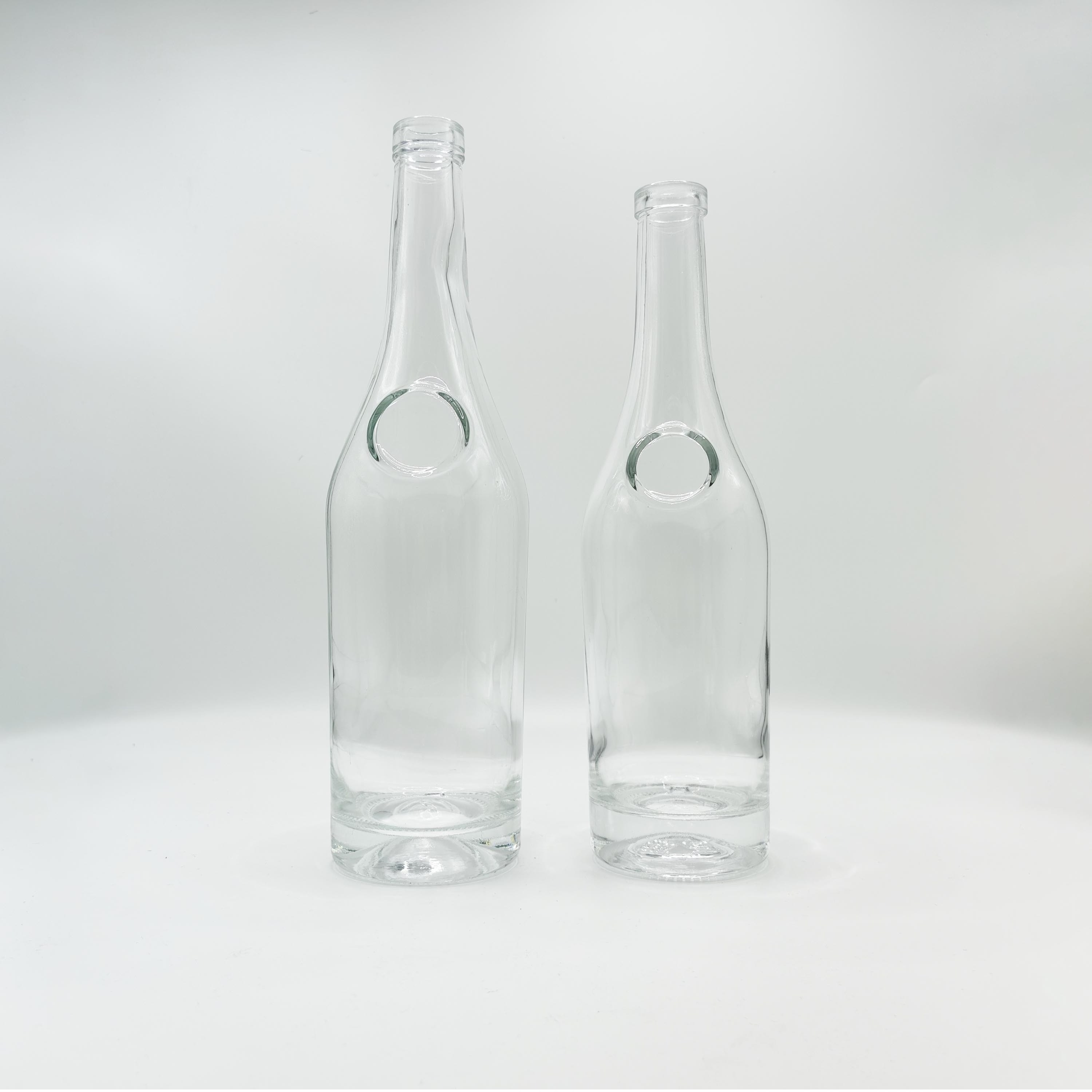 Glass bottle supplier 500 ml 750 ml liquor bottle circular shape glass bottle with cork for liquor