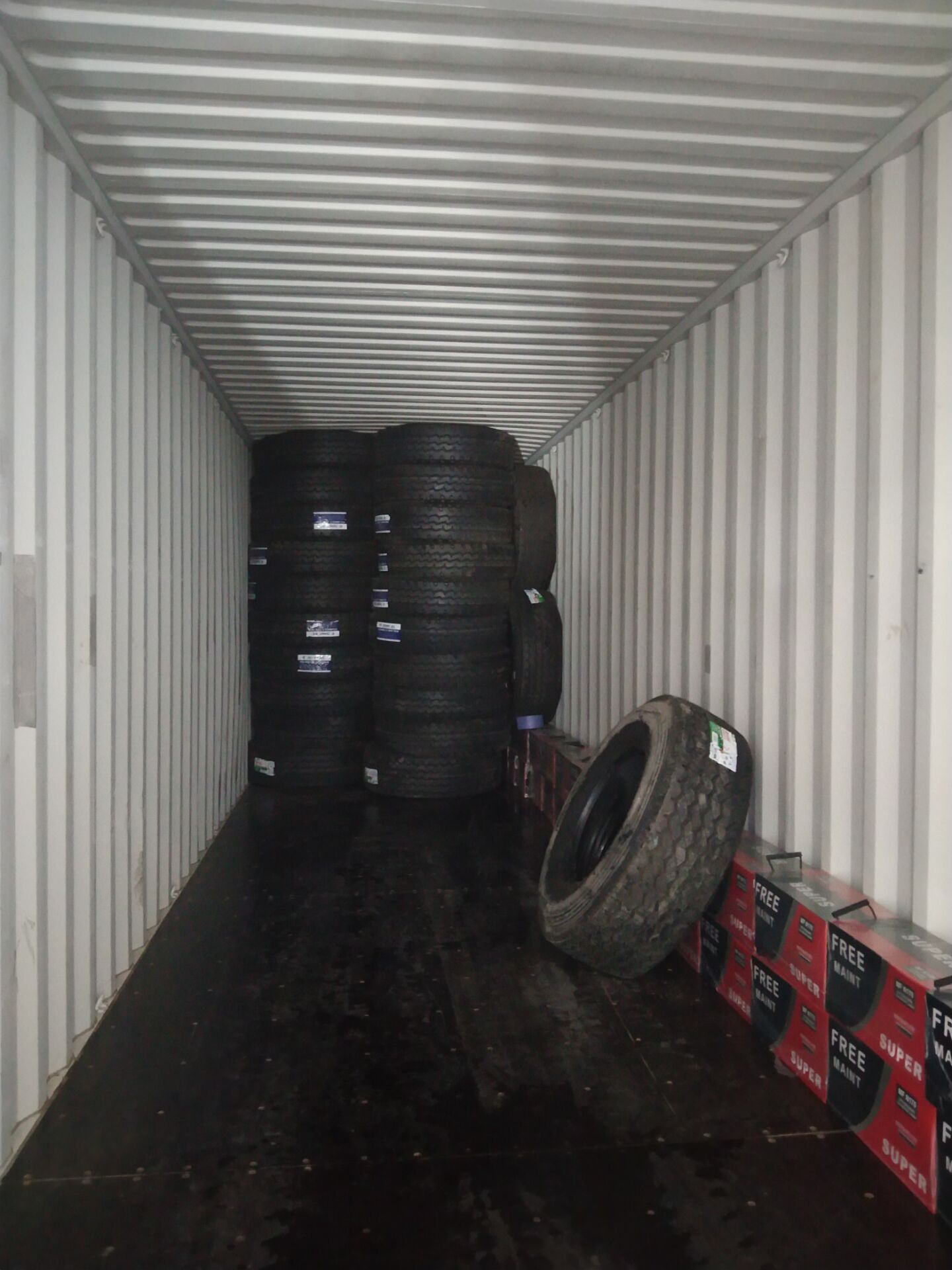 China Toway brand 1200 R 24 radial truck tyre TBR tire for the Mid East GCC stock ready 12.00r24  1200 24