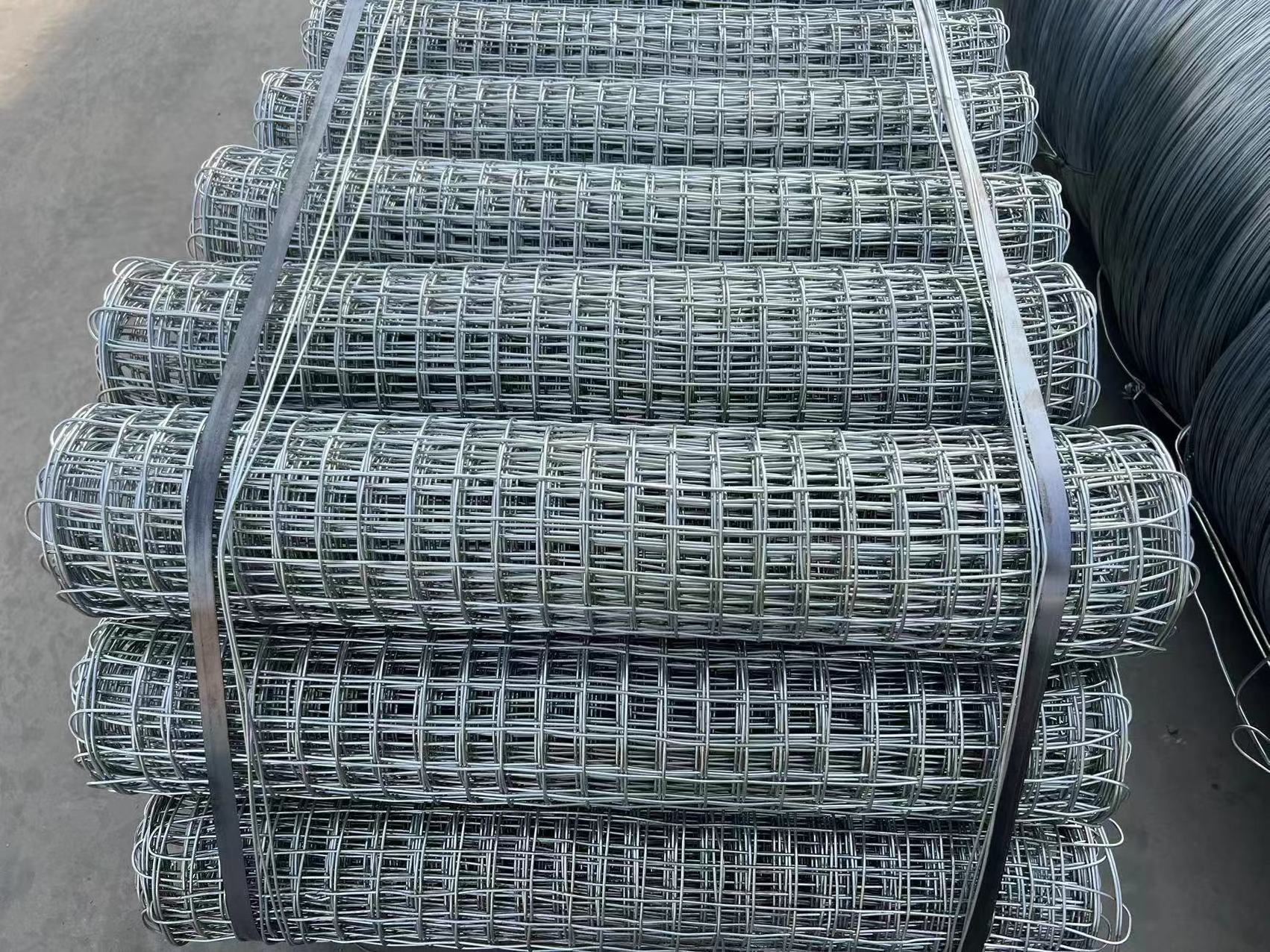 Wholesale Price Galvanized Diamond Hook Mesh Chain Link Fence  Diamond Hole Cyclone Wire Fence Design