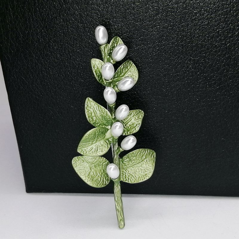 European and American jewelry thorn eucalyptus leaf  non-porous pearl green paint brooch