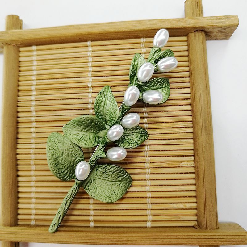 European and American jewelry thorn eucalyptus leaf  non-porous pearl green paint brooch