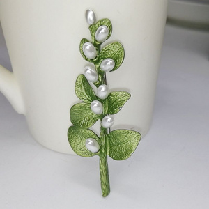 European and American jewelry thorn eucalyptus leaf  non-porous pearl green paint brooch