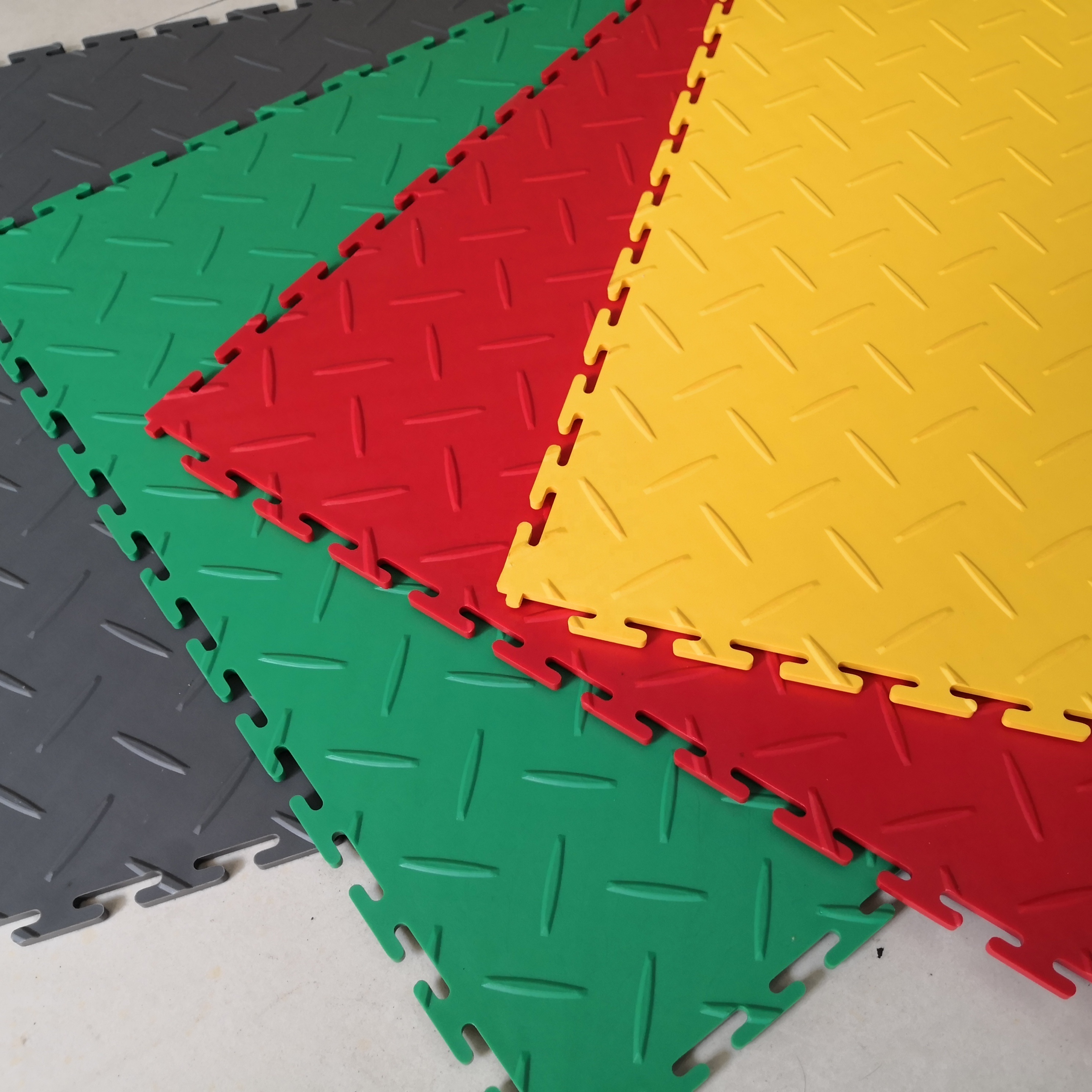 Treadplate Pattern Anti Slip Interlocking PVC Vinyl Plastic Car Workshop Flooring Garage Floor Tile 6mm Diamond