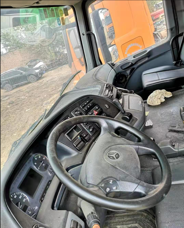 Selling Mercedes-Benz used tractors at a low price