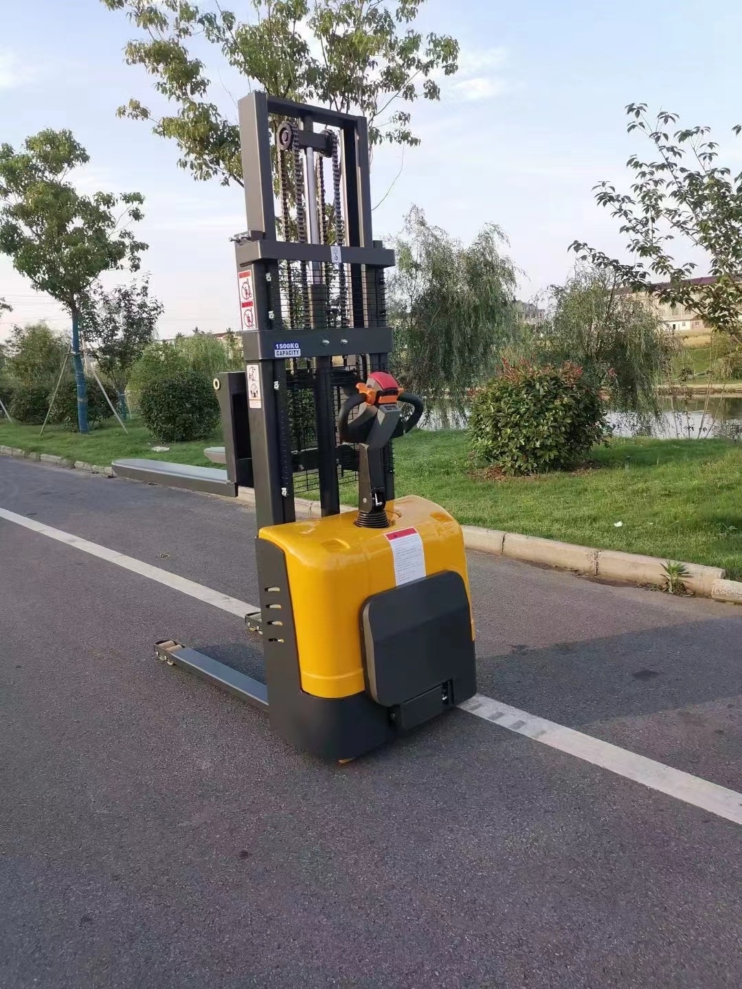 Smart design 1.5m 2m  3m lifting height semi electric pallet stacker 1000kg Self Loading Stacker Full Electric  Cheap price