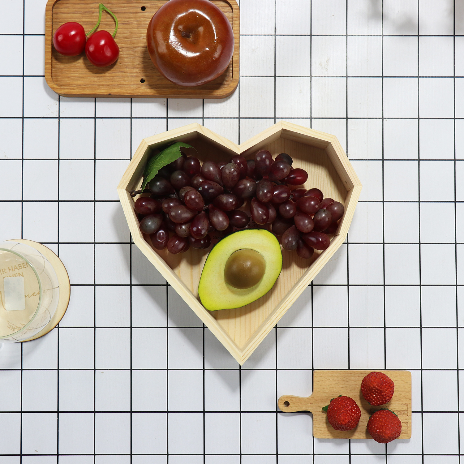 Custom wholesale Wood Display Storage Tray heart shape decor desktop Fruit snack dessert wooden serving tray