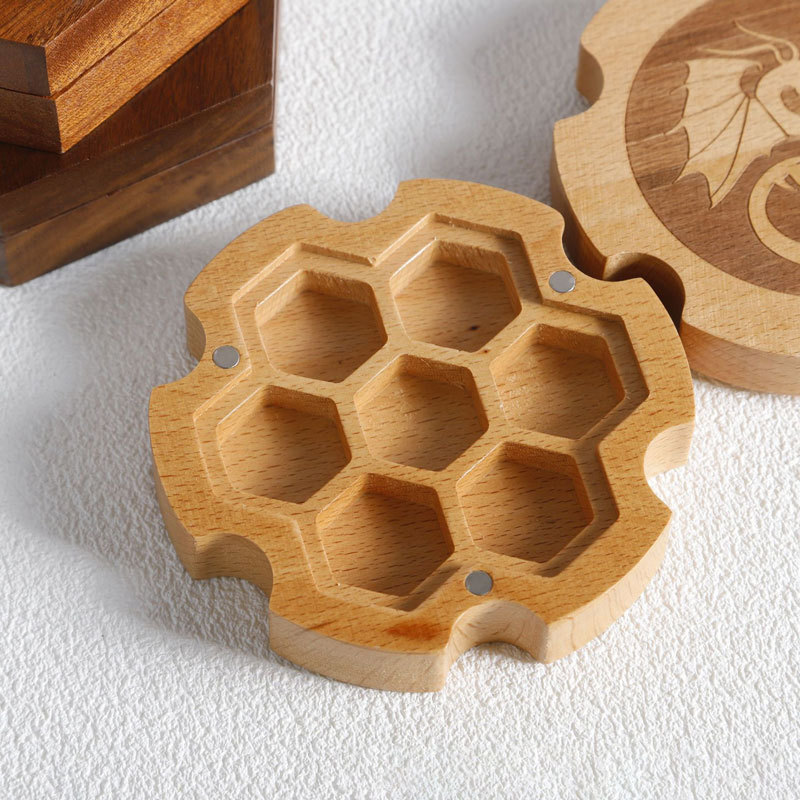 Custom Dnd RPG Beech Hexagonal Wooden Dice Tray Box Dice Storage Wood Case Travel Game Wooden Dice Box with Magnetic Lid