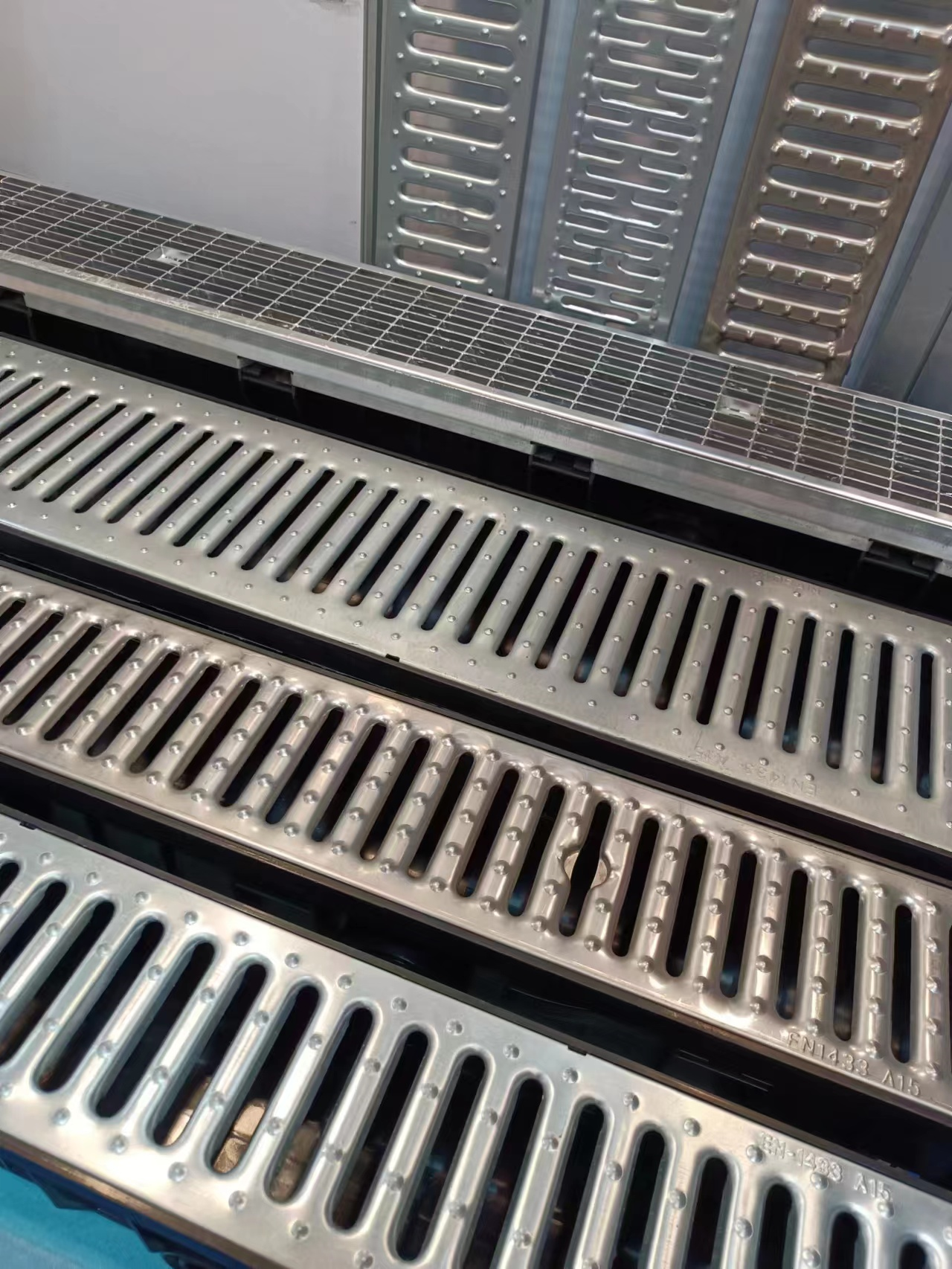 FLOOR GRATE Drainage channel stainless steel grating compact drain wedge wire heel guard grate