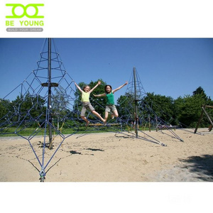 Escalada En El Patio De Recreo Parque Infantil Para Escalar Equipo Escalada Parques Infantiles Zona Juegos La Jungla Cuerdas