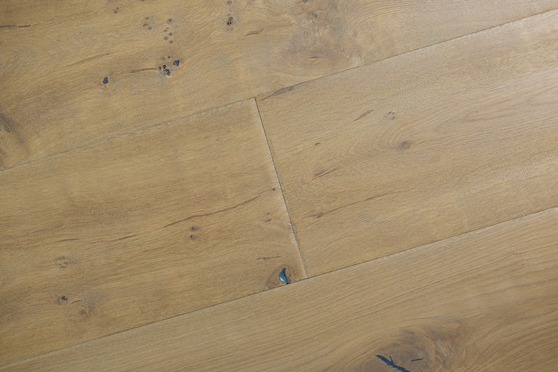 Hand Scraped Hand Aging Natural Color Engineered Oak Wood Flooring UV Oiled Finish