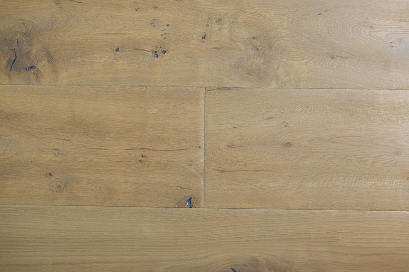 Hand Scraped Hand Aging Natural Color Engineered Oak Wood Flooring UV Oiled Finish