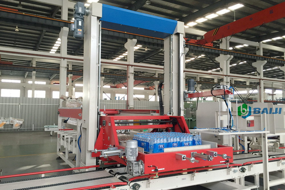 Fully automatic 5 gallon 500ml bottle PE film package carton box robot palletizer machine