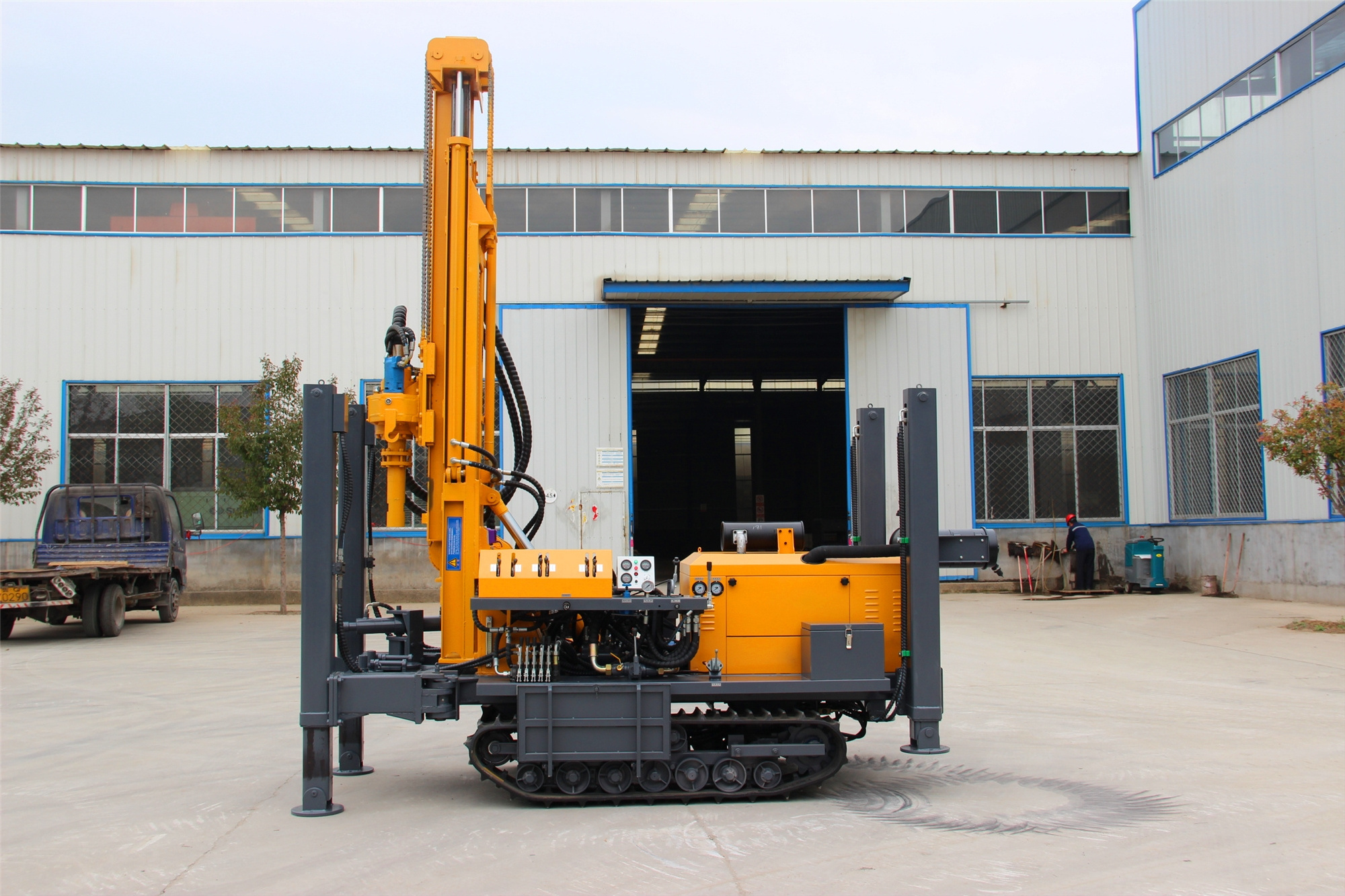 hongwuhuan HWH180 180m drilling depth pneumatic DTH crawler drilling rig for water well drilling rig machine driven