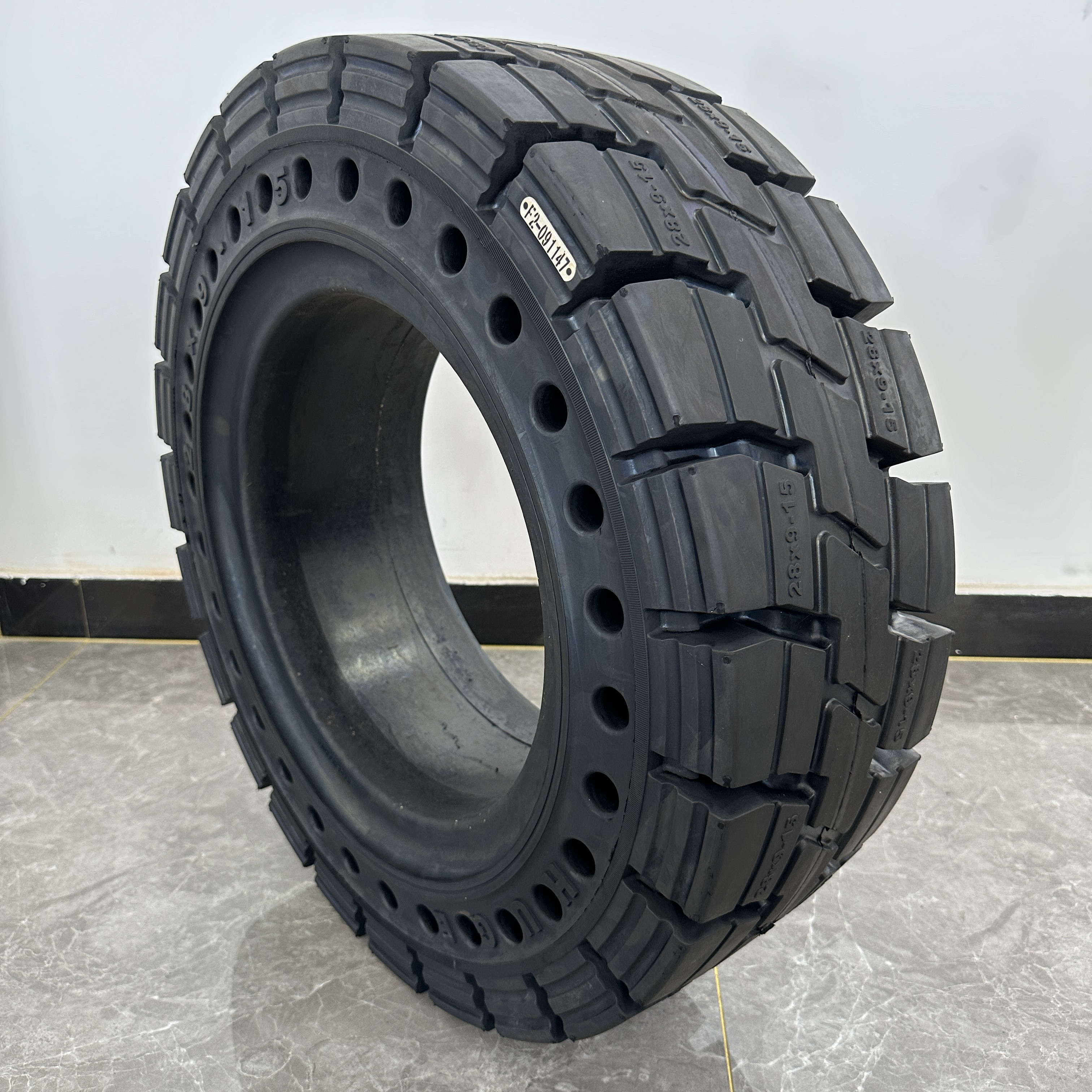 Wholesale Industrial Solid Tyre High Quality Black Rubber Tire for Forklift Truck 28x9-15  B103