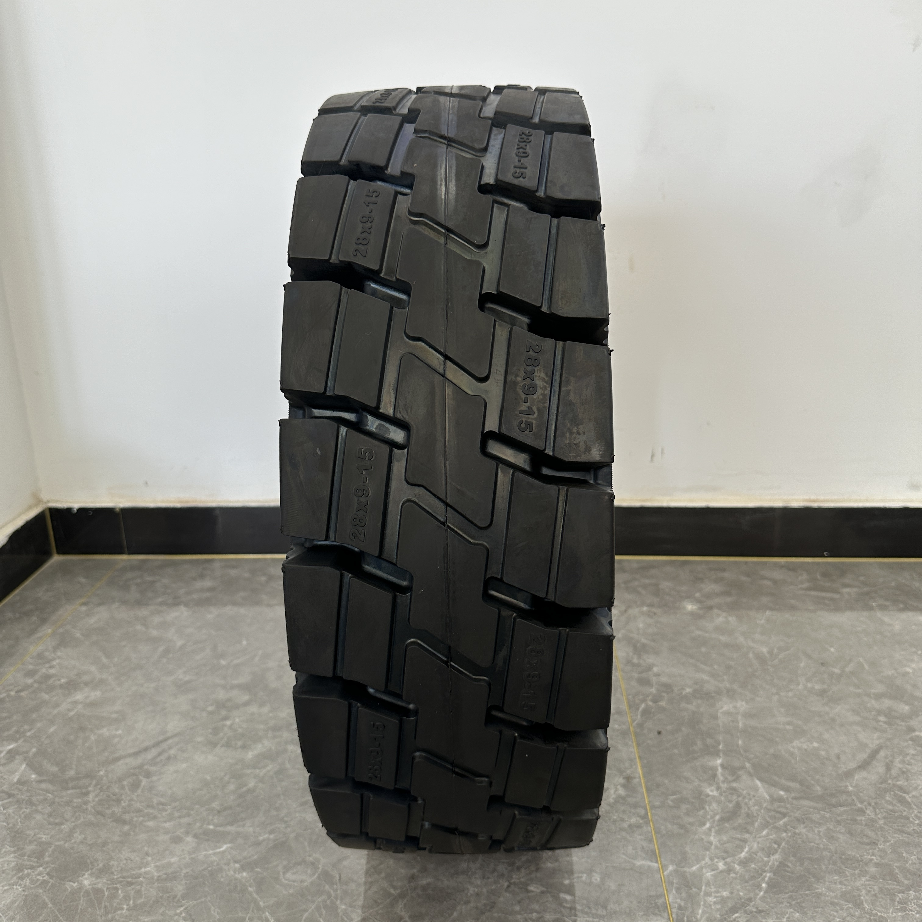 Wholesale Industrial Solid Tyre High Quality Black Rubber Tire for Forklift Truck 28x9-15  B103