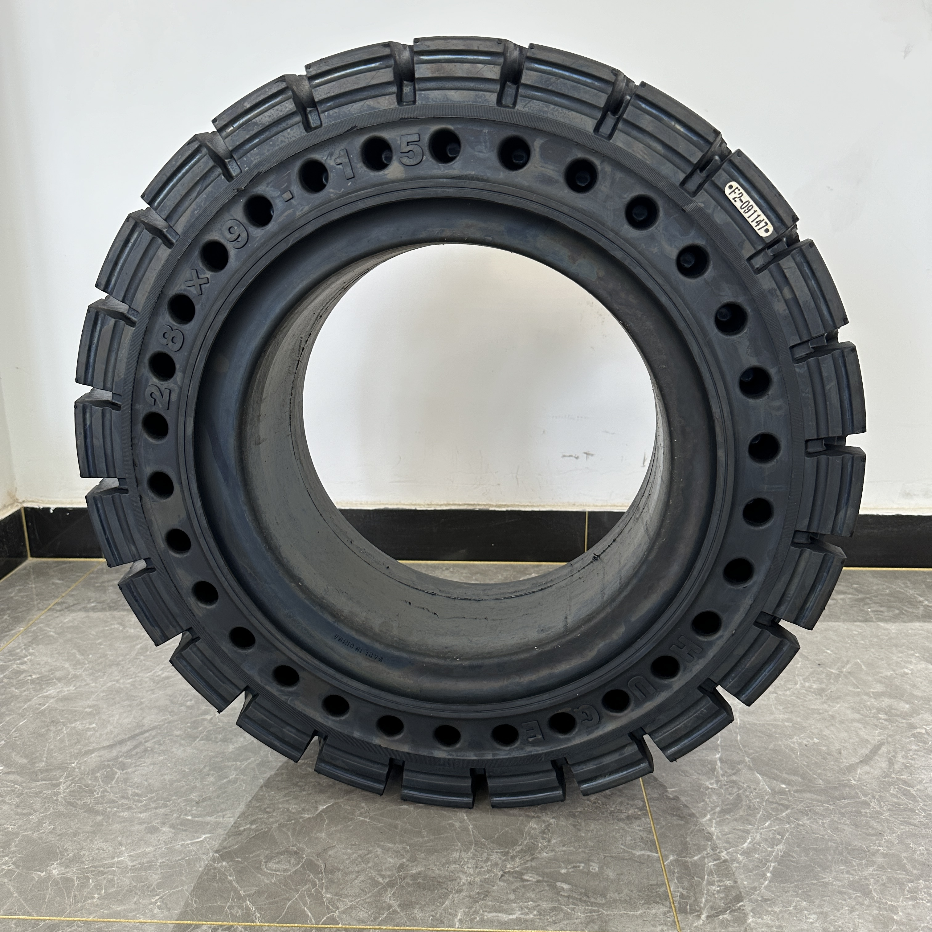 Wholesale Industrial Solid Tyre High Quality Black Rubber Tire for Forklift Truck 28x9-15  B103