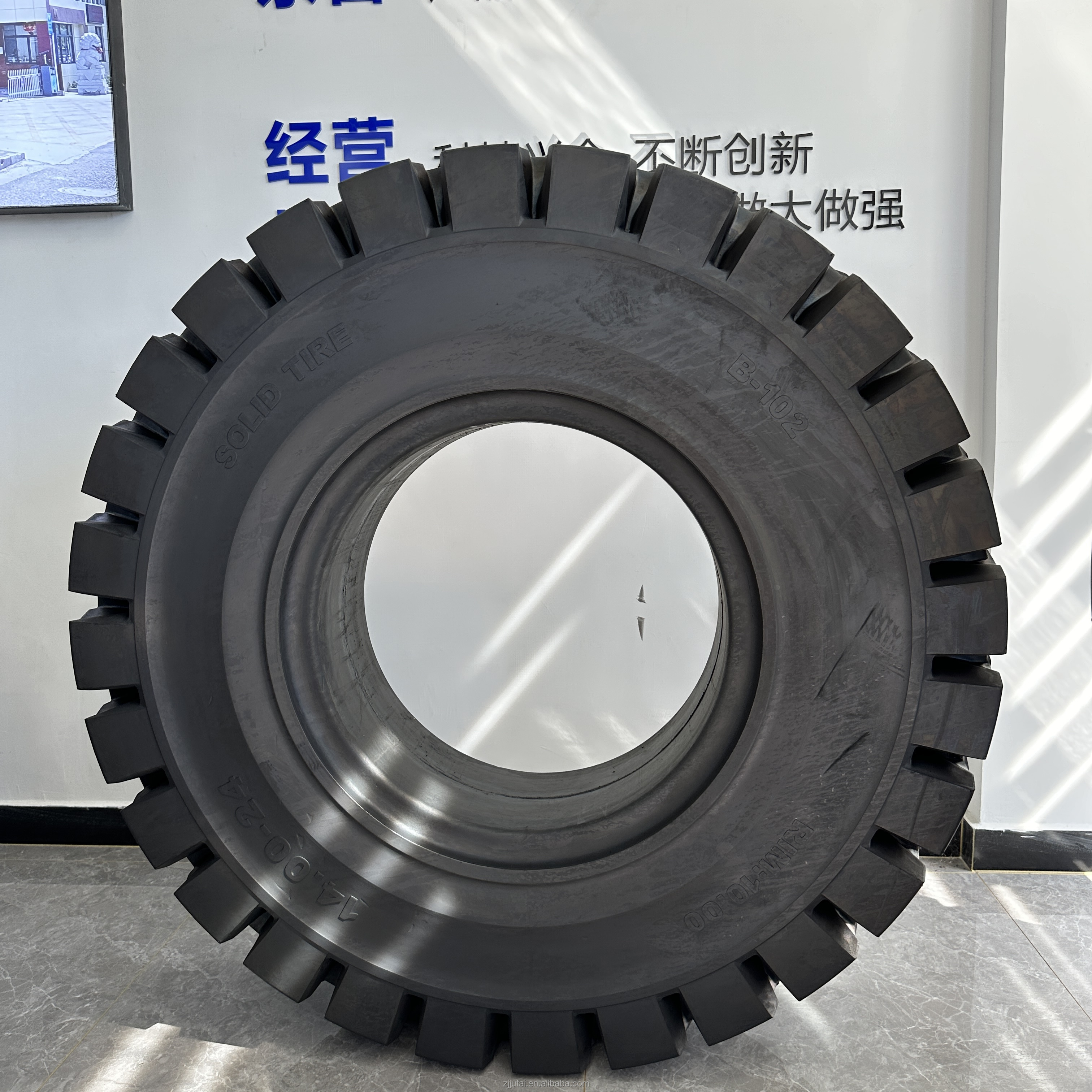 GNAS brand High quality OTR black solid tyre for crane 20.5-25