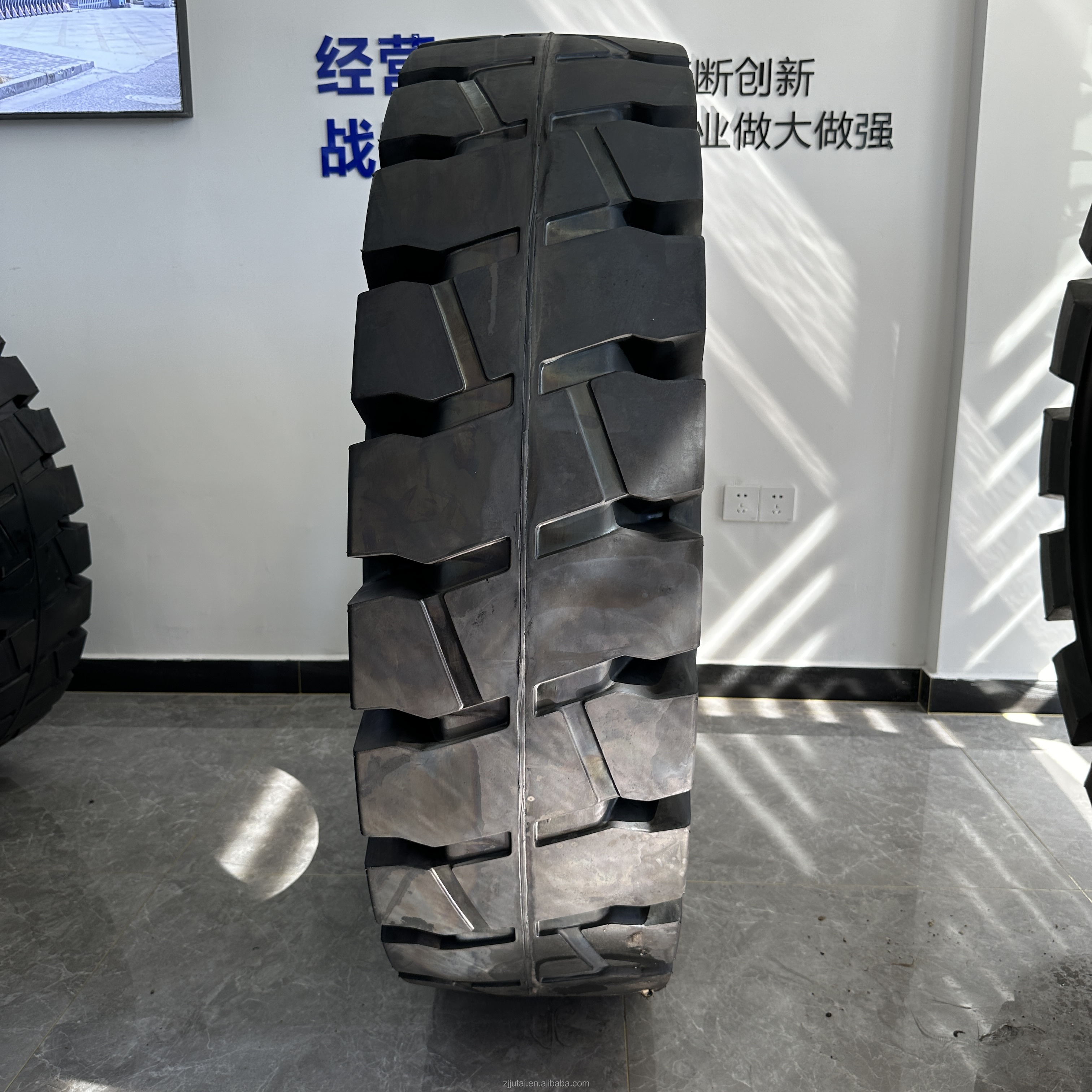 GNAS brand High quality OTR black solid tyre for crane 20.5-25