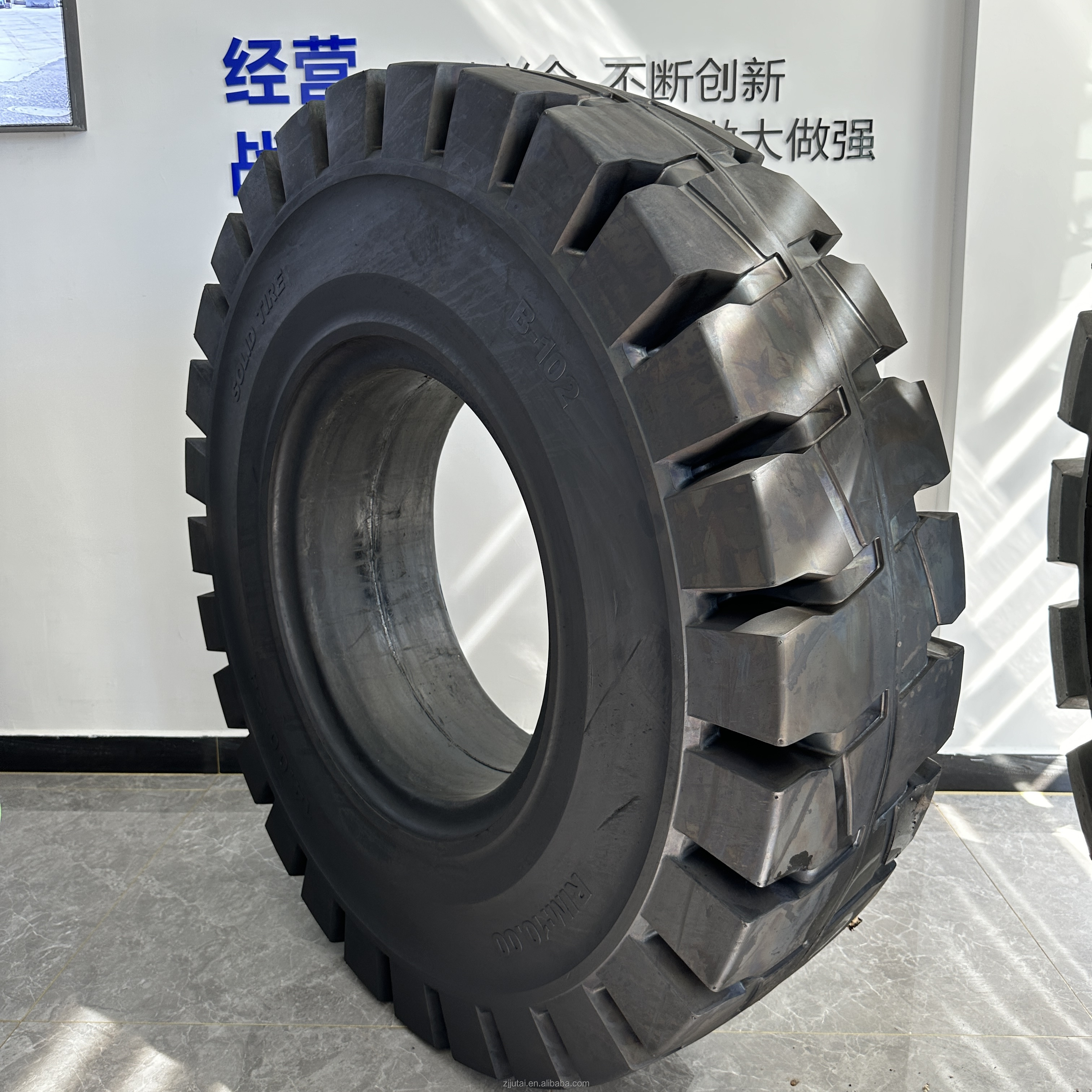 GNAS brand High quality OTR black solid tyre for crane 20.5-25