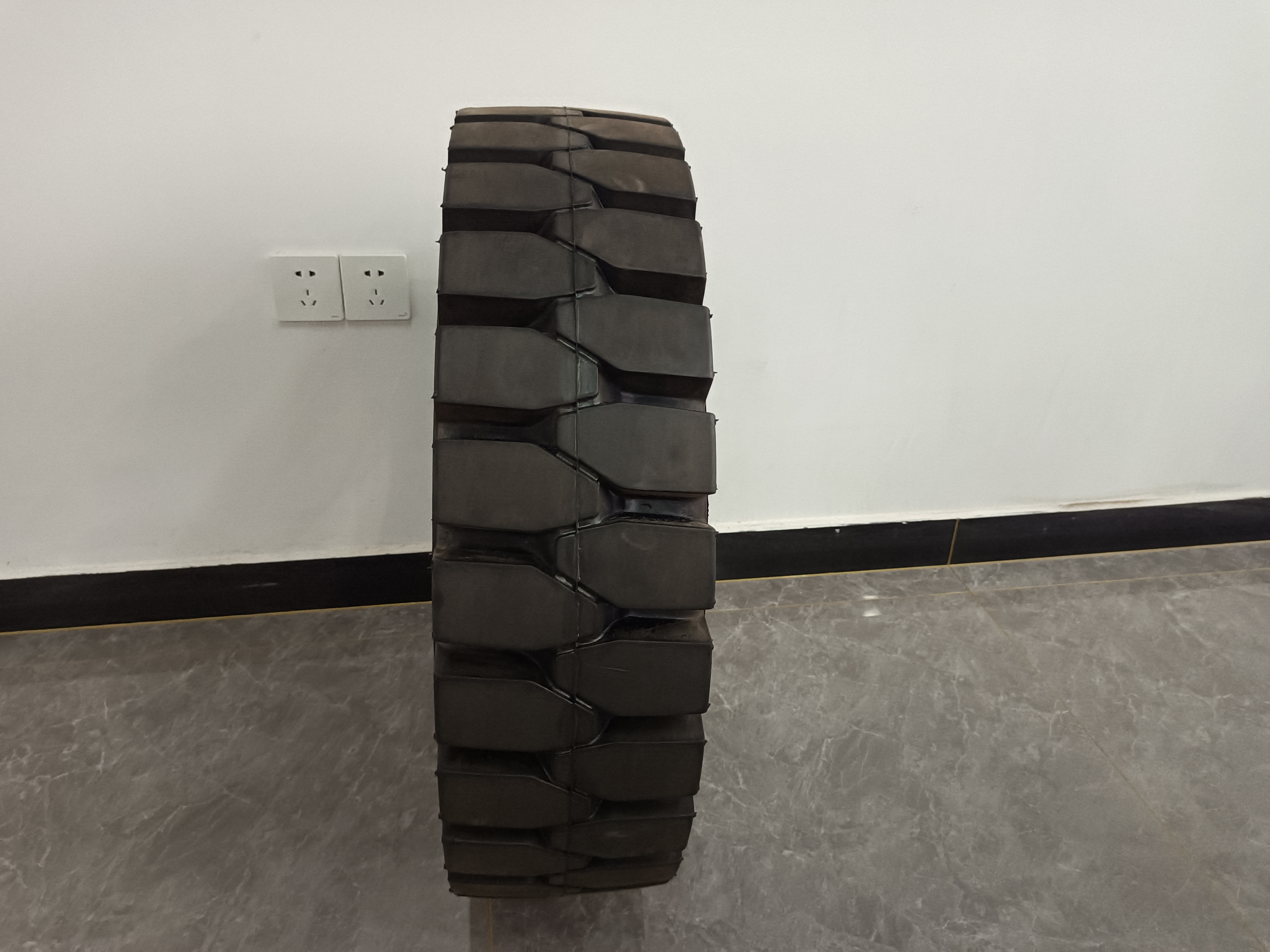 B104 5.00-8 black rubber solid tyre for forklift