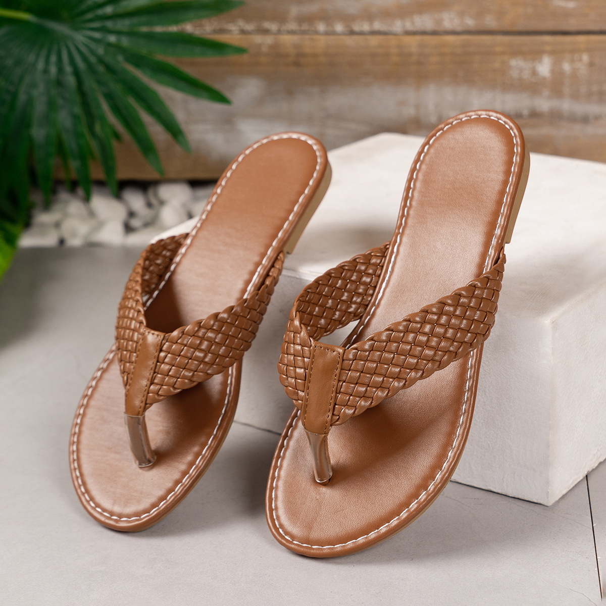 New Design Fashion Flat Summer Round Toe Girls Flat Sandals Clip Buckle Latest Design Slipper Slides Flat Casual Shoes