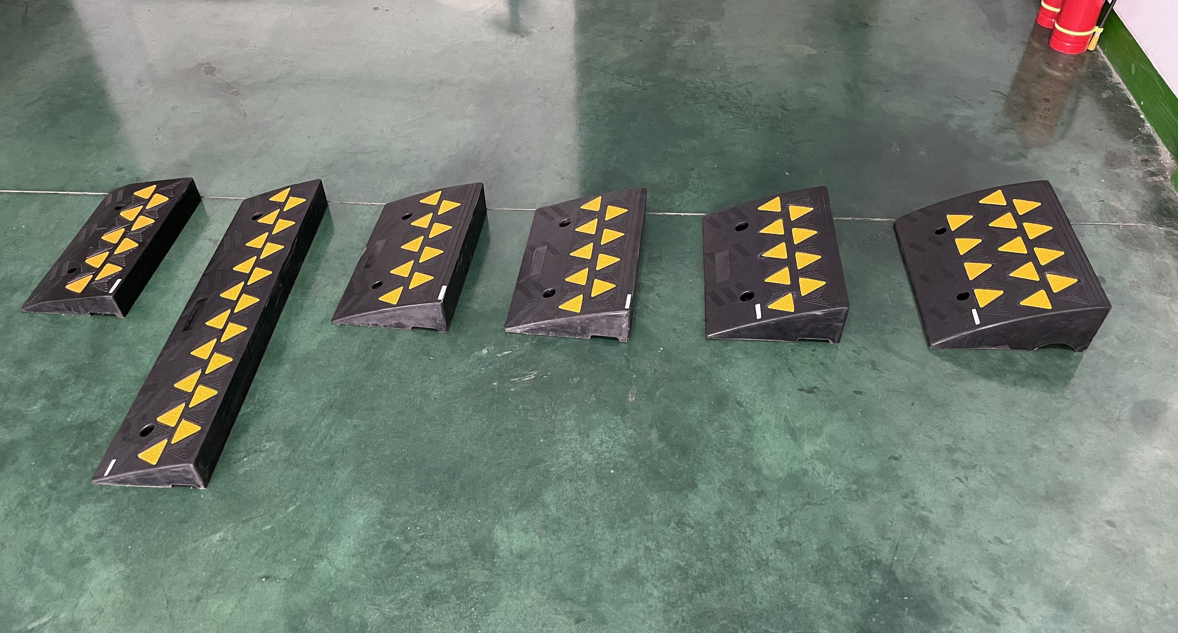 500*380*150mm Heavy Duty Truck Trailer Vehicle Roadside Kerbside Driveway Non-Slip Forklift Loading Dock Rubber Curb Ramps