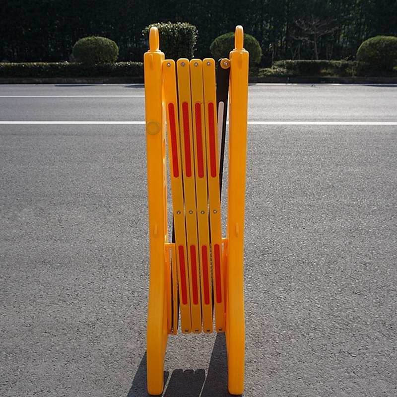 New Arrive Yellow Plastic Mobile Expanding Safety Barrier For Traffic Control