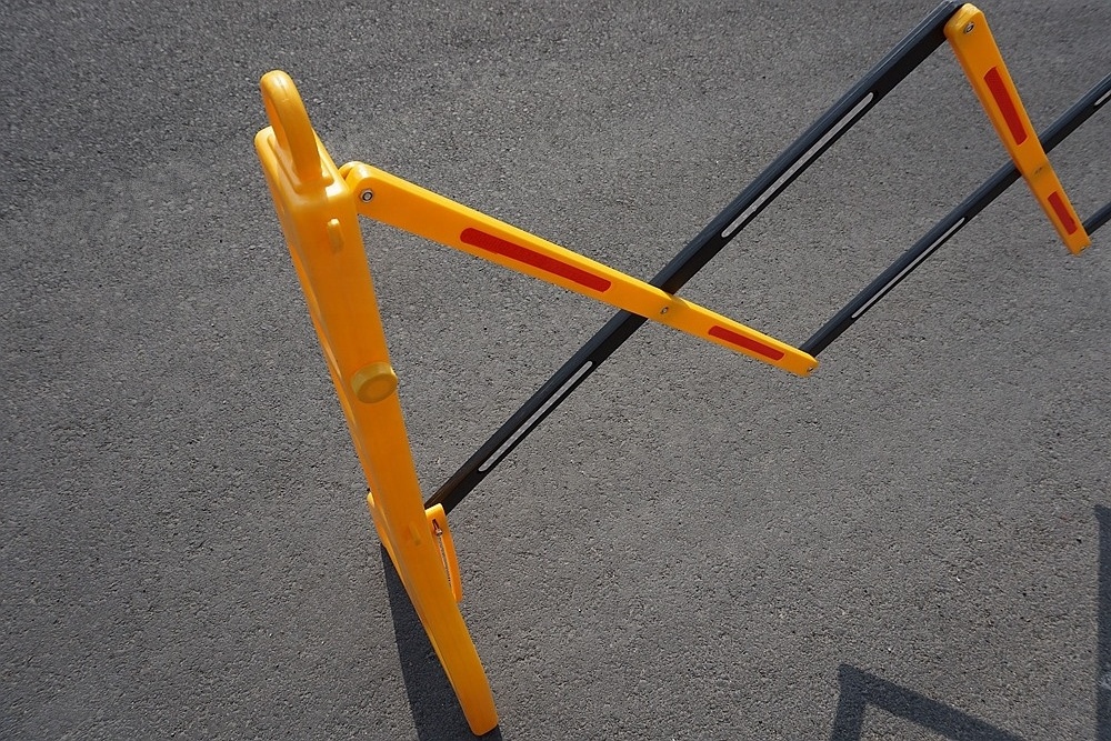 New Arrive Yellow Plastic Mobile Expanding Safety Barrier For Traffic Control