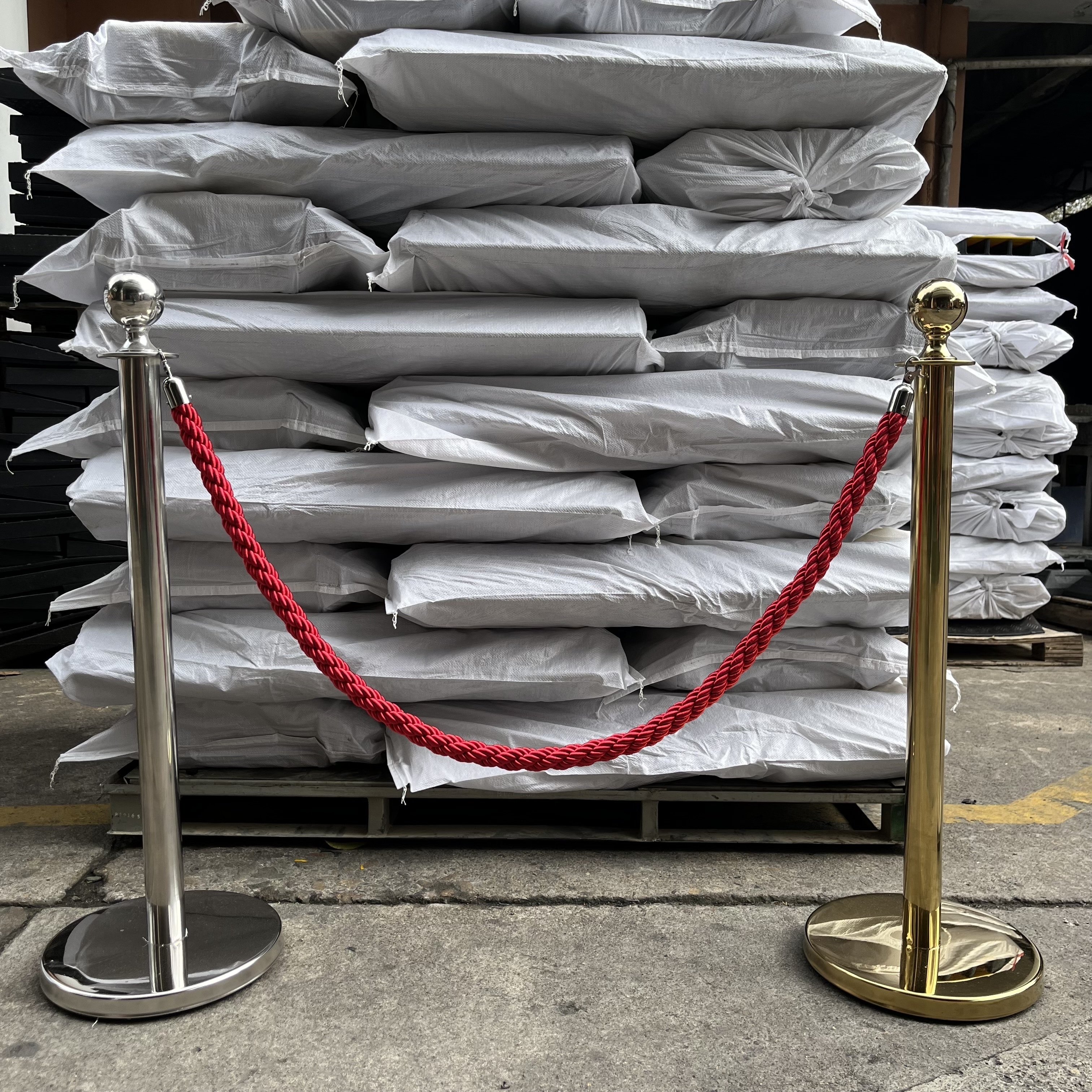 High Quality Bank Road Traffic Crowd Control Red Carpet Safety Queue Poles Barriers With Velvet Rope