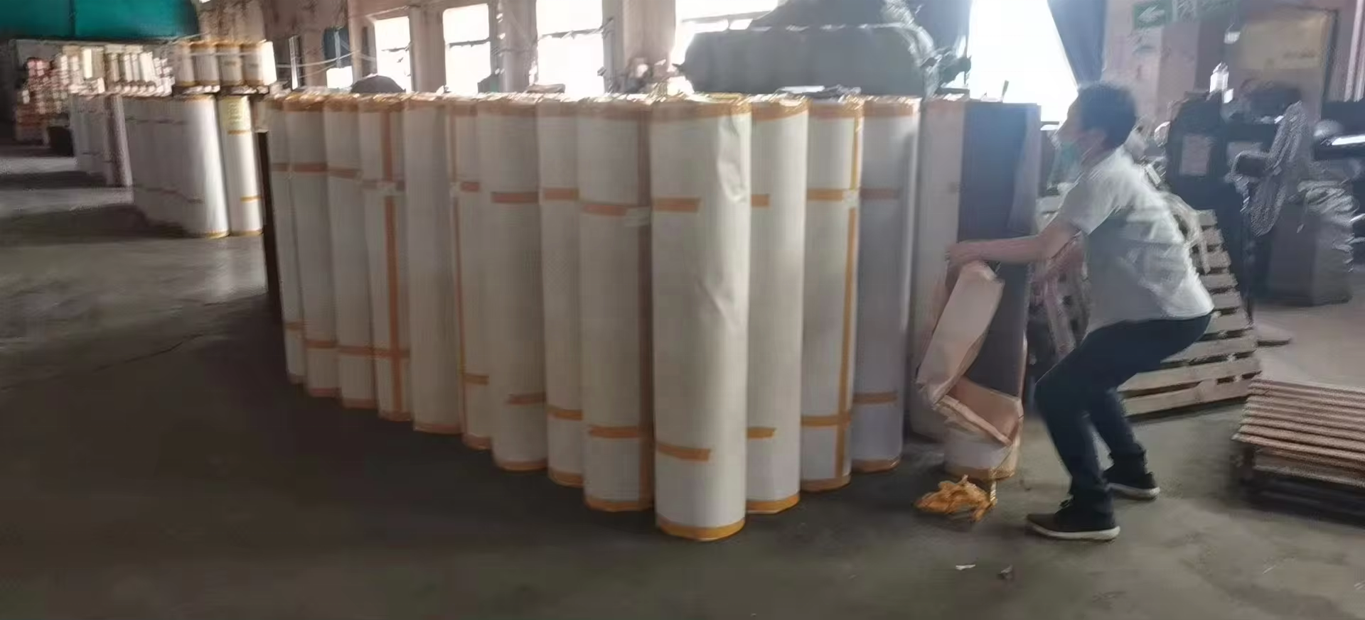 1.4m Breadth length customized Aluminum Oxide Hand Torn sand paper roll for Polishing Work