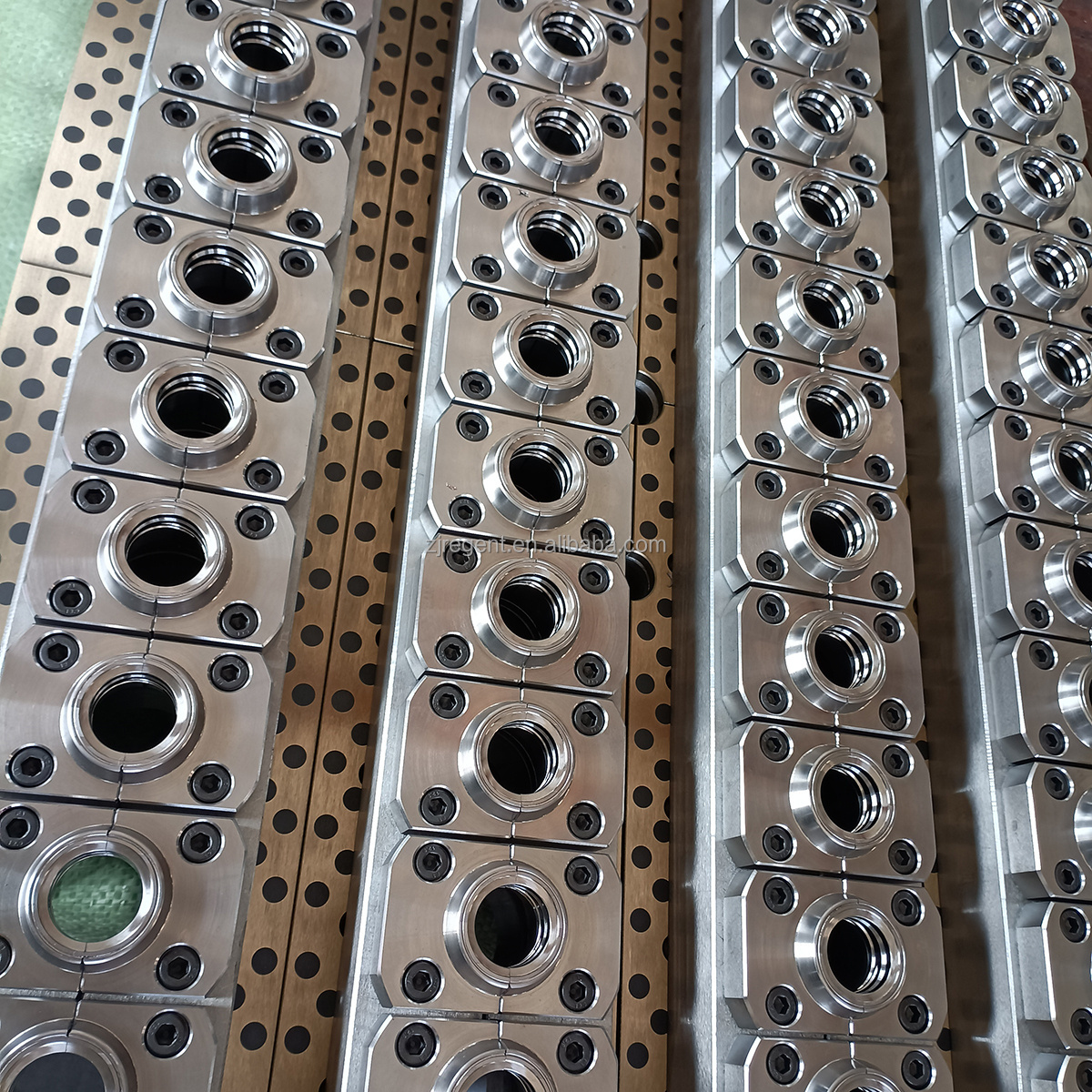 20 Cavity Injection PET Bottle Preform Mould  Plastic PET Preform Molds With Double Self Lock Pin Valve Gate Hot Runner