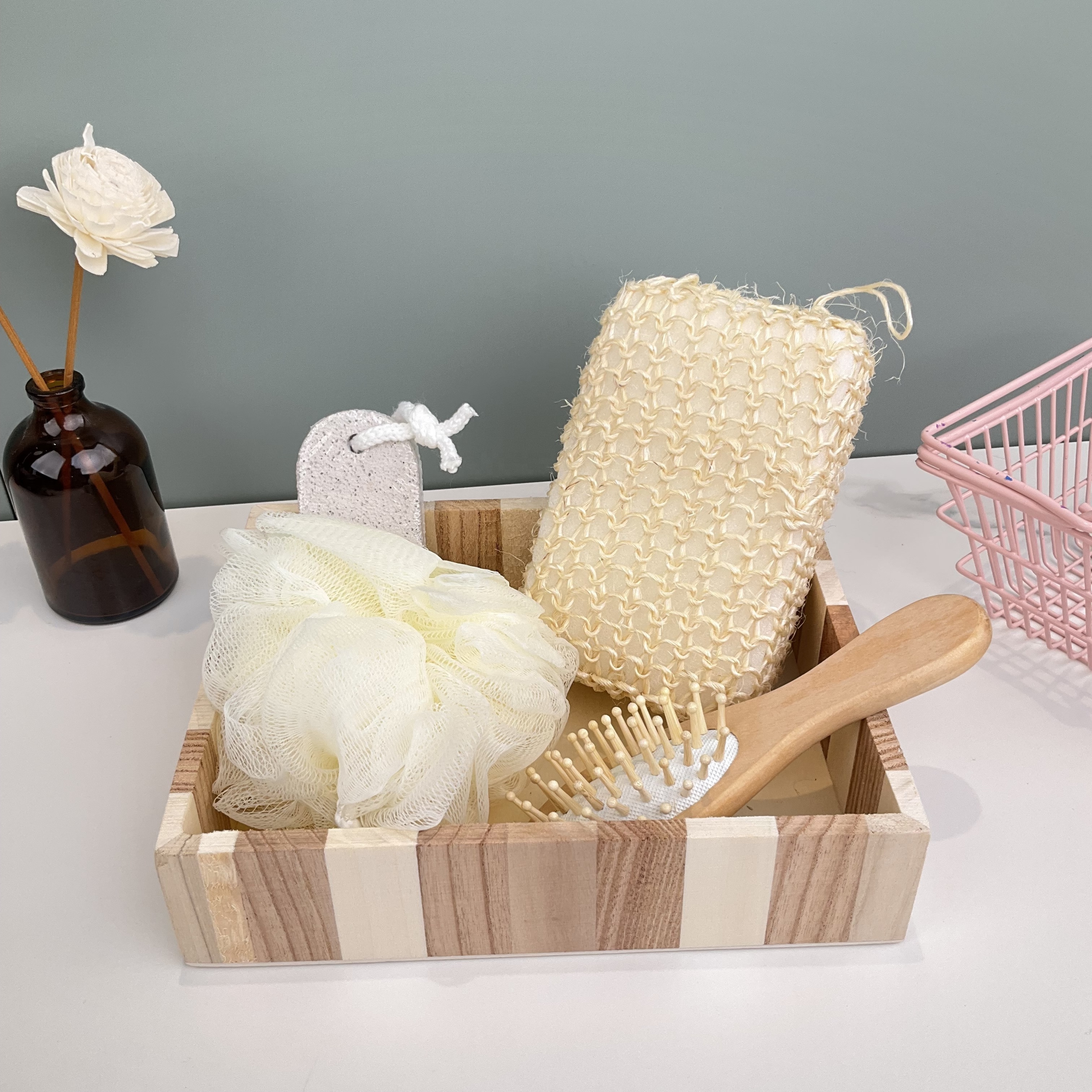 Promotional 4PCS Bath Beauty Gift Set Wooden Bath Set Including Hair Brush Pumice Stone Sisal Sponge & Bath Ball With Wood Box