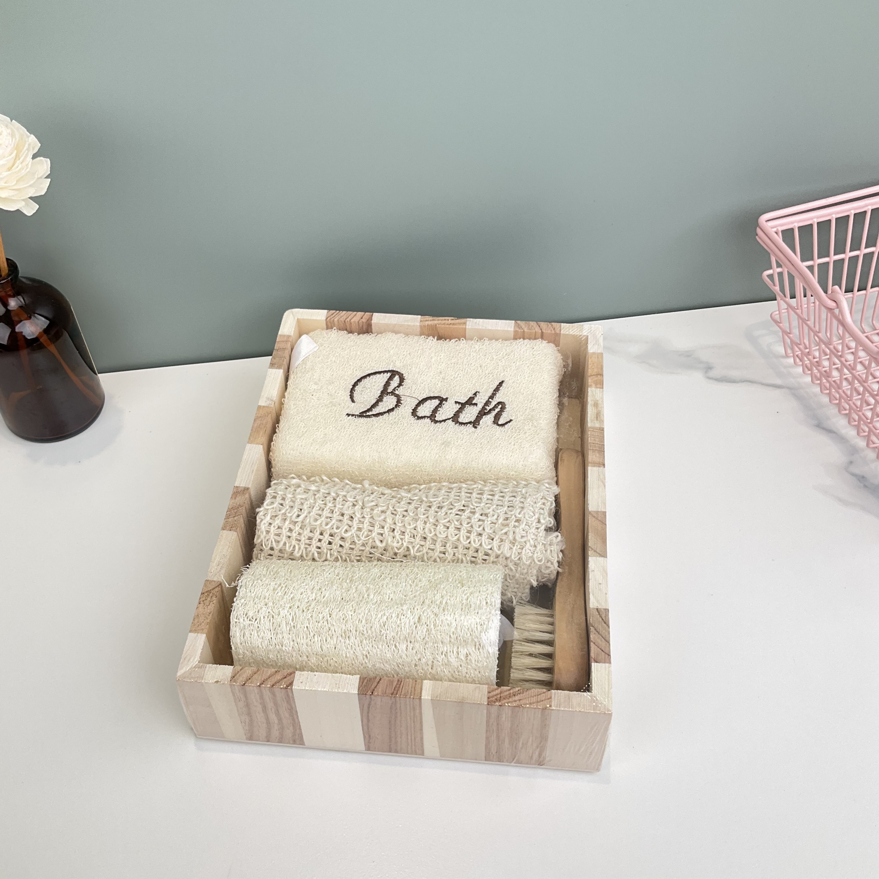 Promotional 4PCS Bath Beauty Gift Set Wooden Bath Set Including Hair Brush Pumice Stone Sisal Sponge & Bath Ball With Wood Box