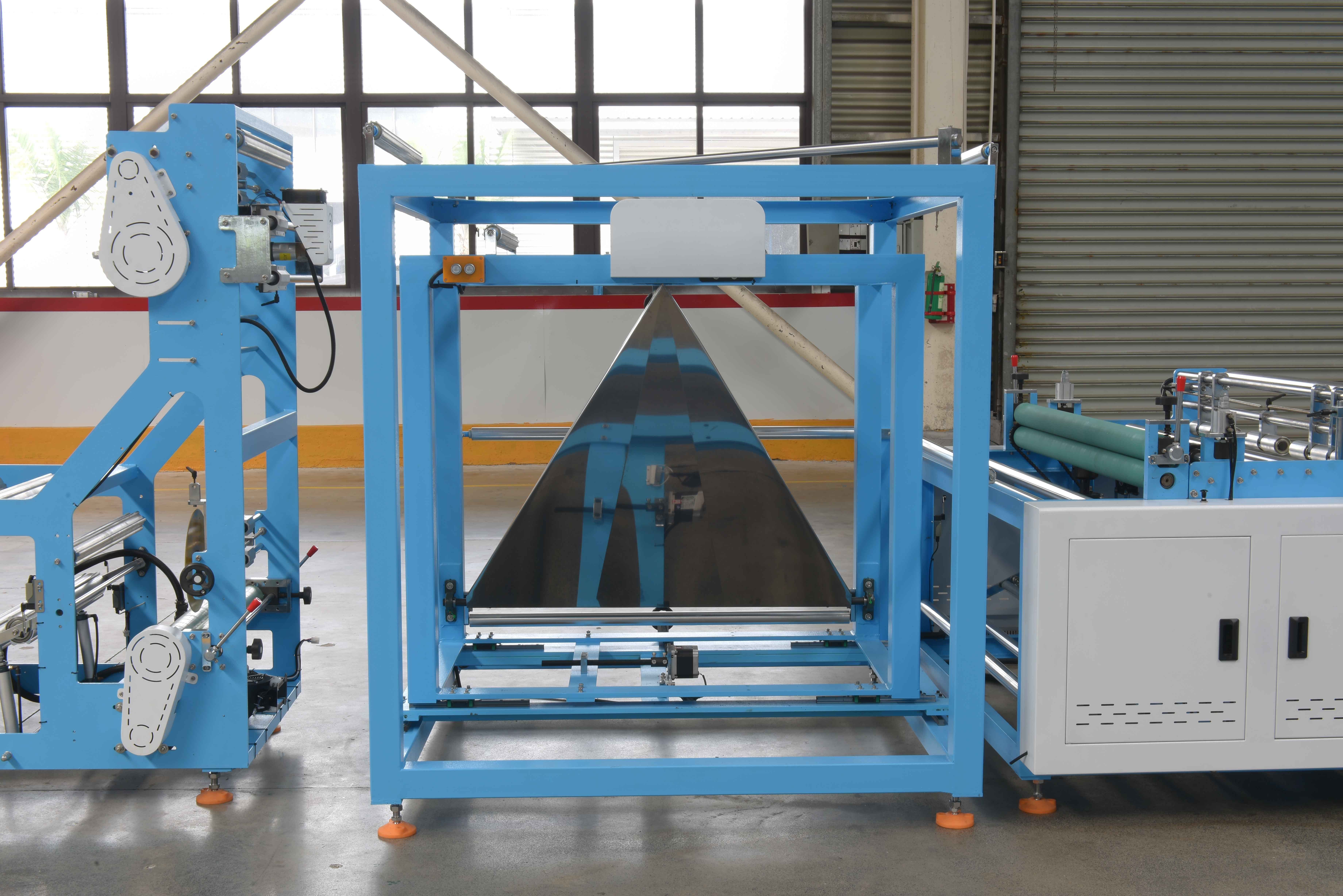 ZXL-B700 High Efficiency Automatic Non Woven Bag Making Machine D-Cut Bag Production Machine