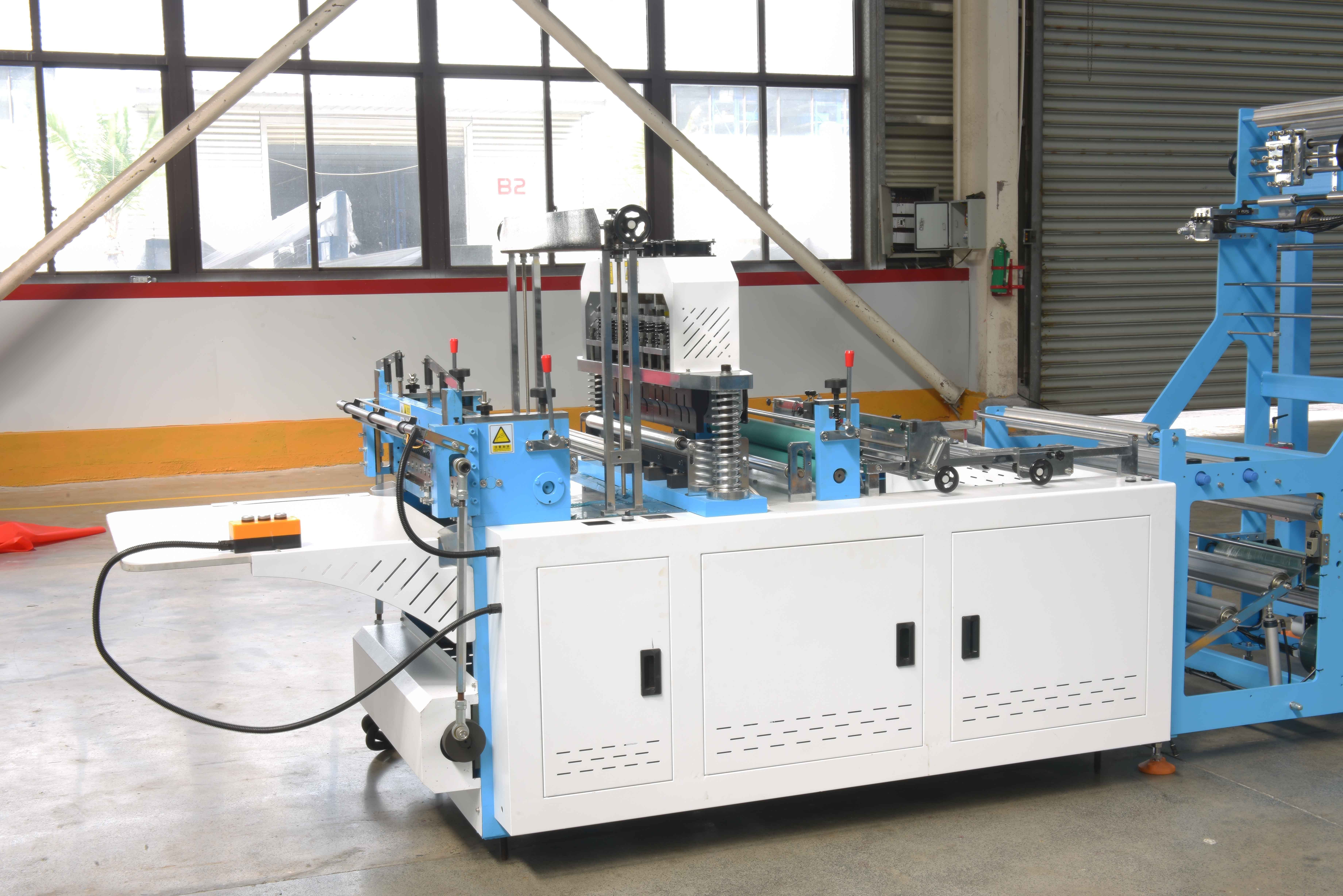 ZXL-B700 High Efficiency Automatic Non Woven Bag Making Machine D-Cut Bag Production Machine