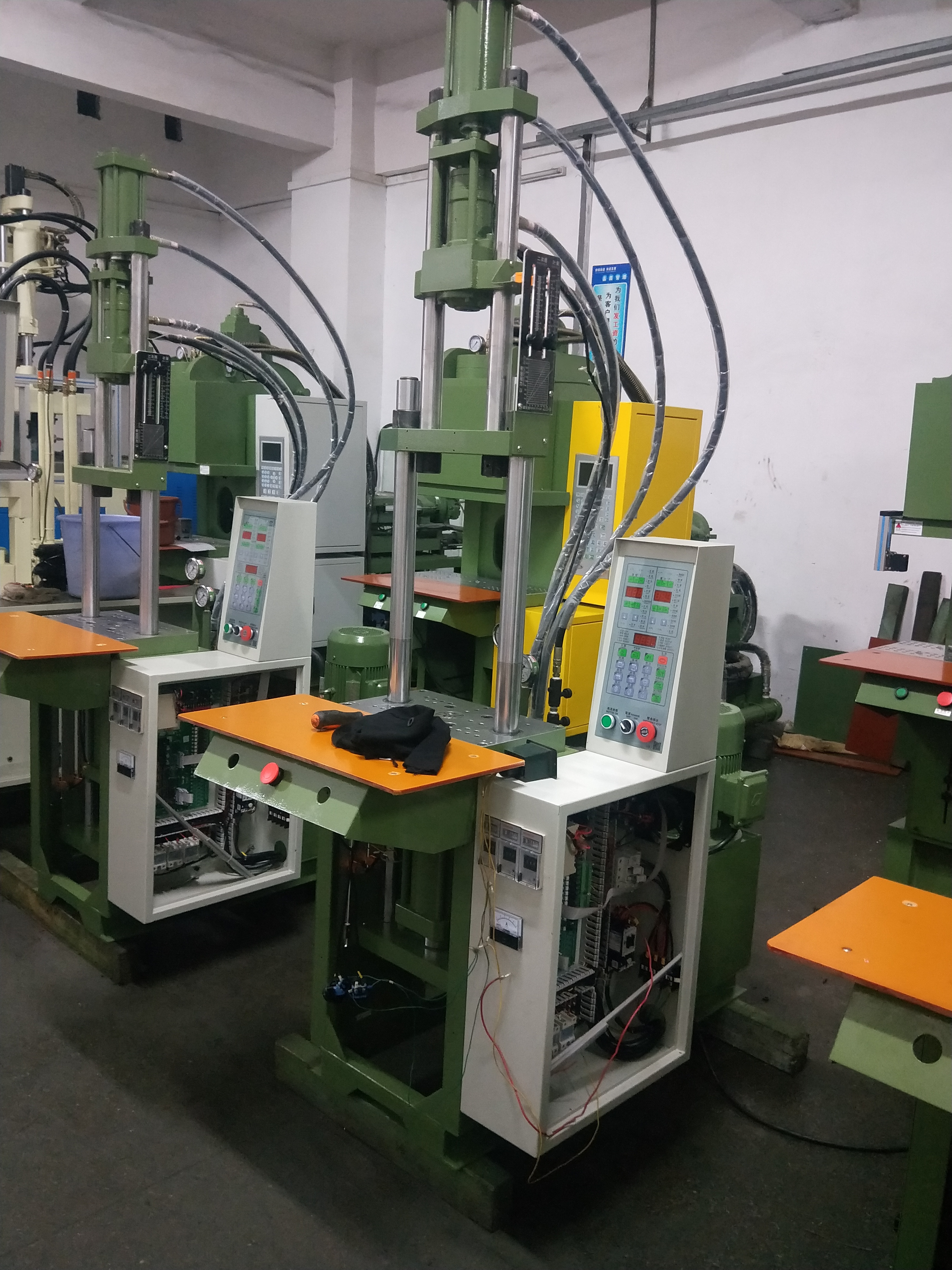 Small Vertical PVC Plastic Injection Molding Machine