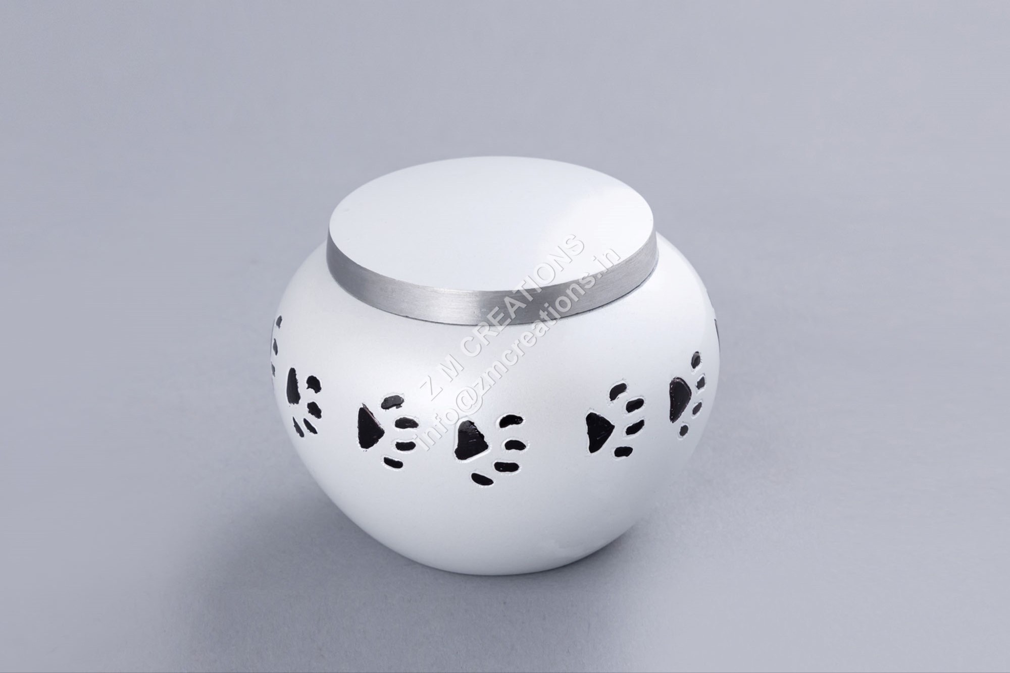 Pet Cremation Urns Hot selling Customized wholesale New design Metal Urn Funeral Supplies For Human Ashes Most solid Brass Urns