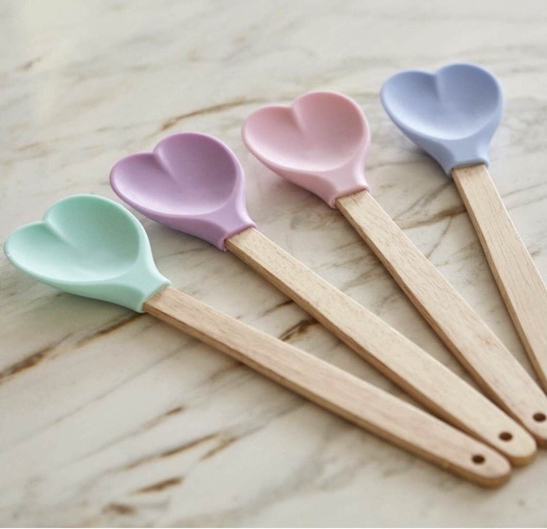 Hot Selling Heart Shape Silicone Spatula with Wood Handle for baking tools kitchen Utensil Spoon